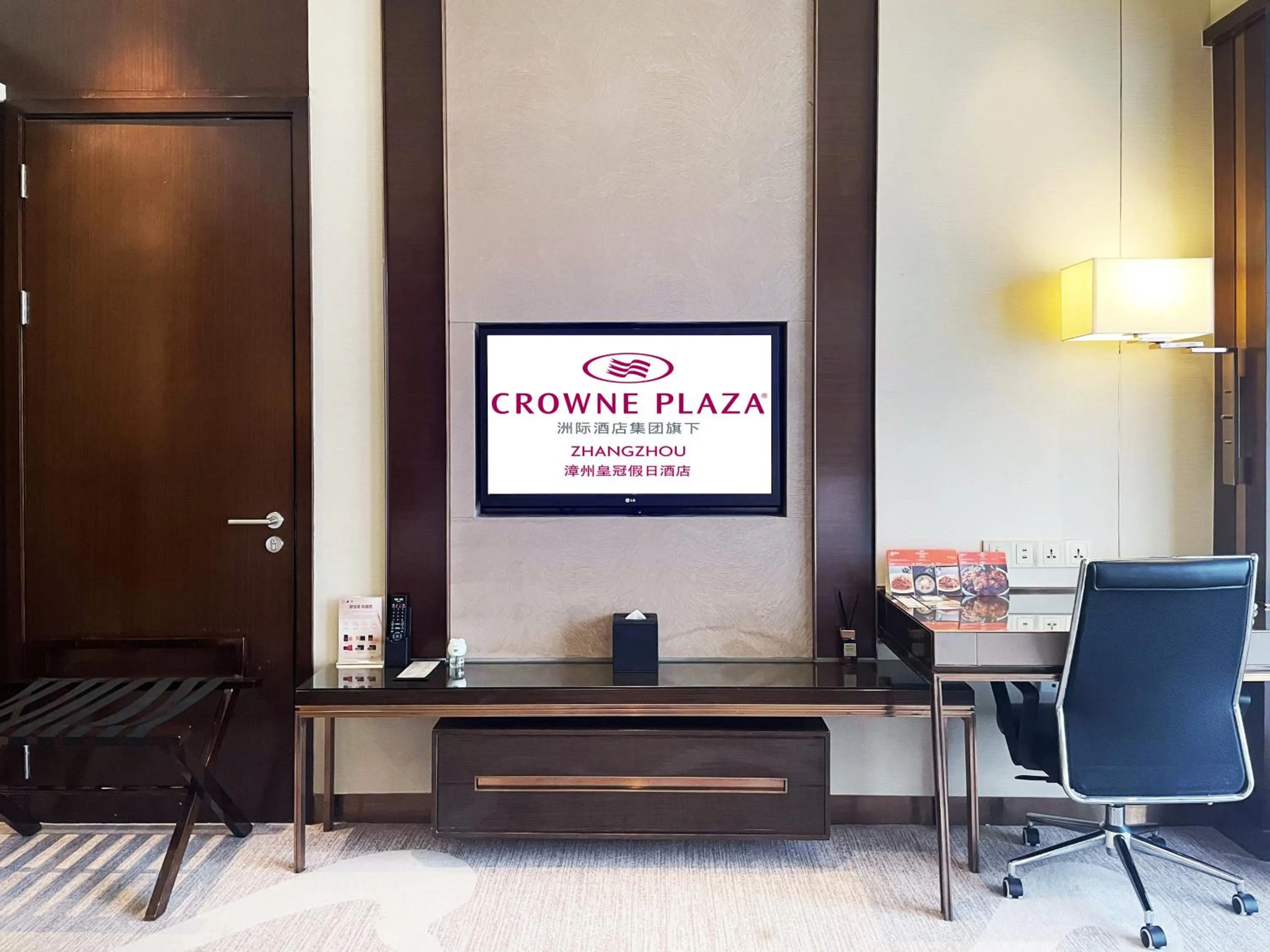 TV and multimedia in Crowne Plaza Zhangzhou by IHG