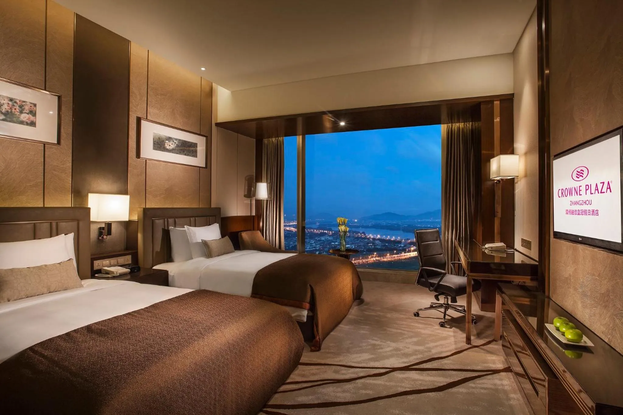 Photo of the whole room, Bed in Crowne Plaza Zhangzhou by IHG