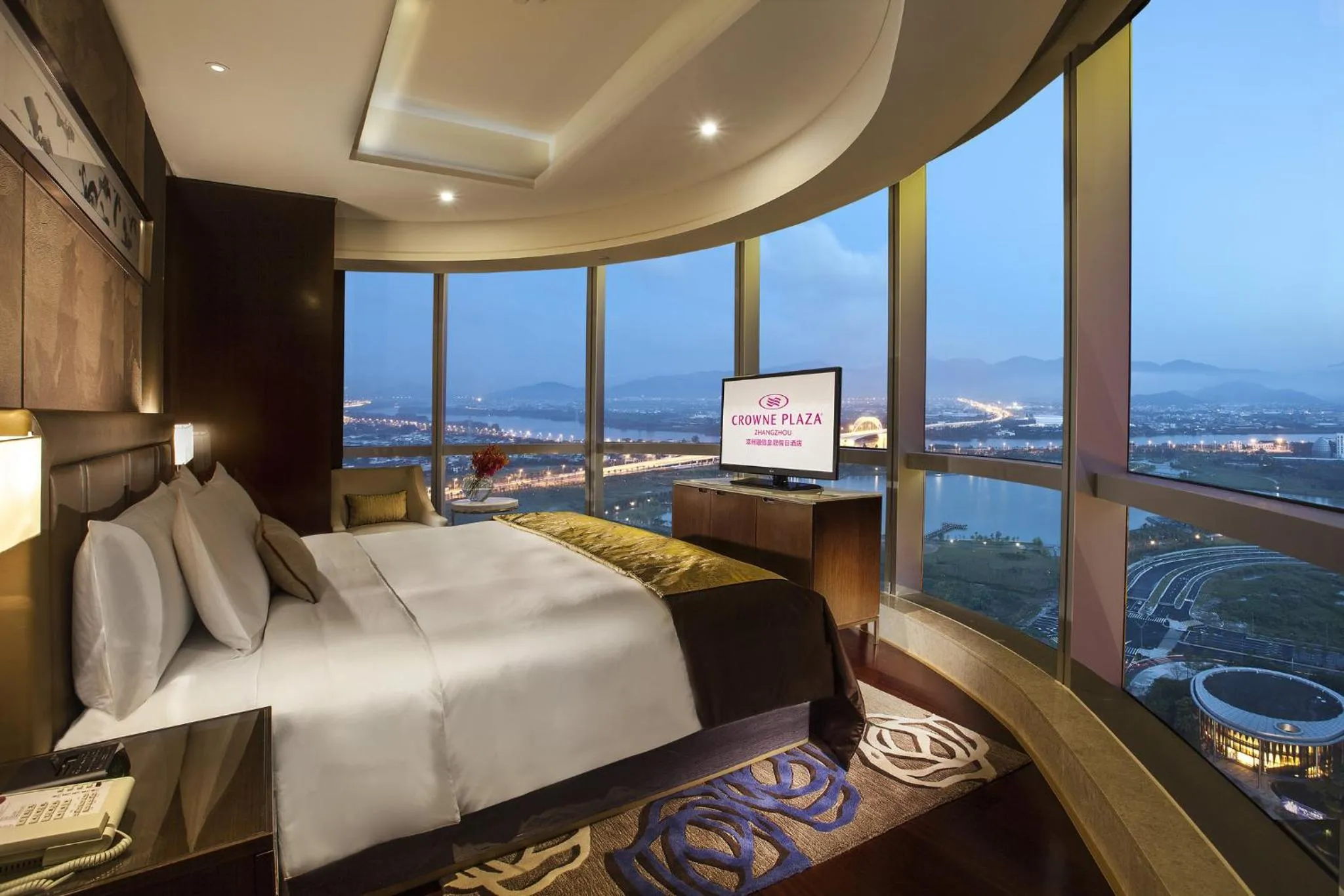 Photo of the whole room, Bed in Crowne Plaza Zhangzhou by IHG