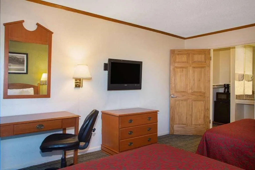 acessibility, Bed in Economy Hotel Wichita- Florence St