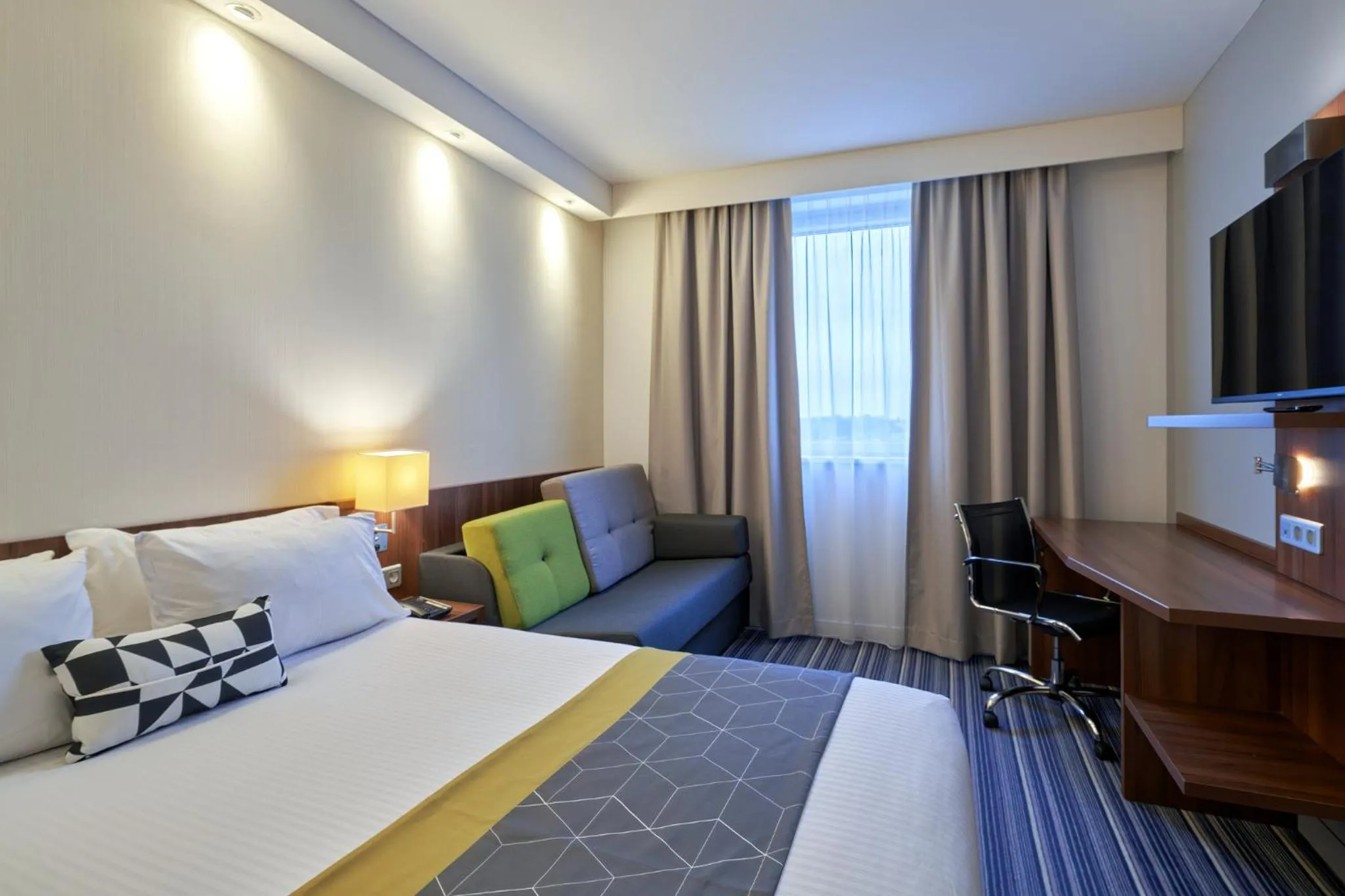Photo of the whole room, Bed in Holiday Inn Express Strasbourg Centre by IHG