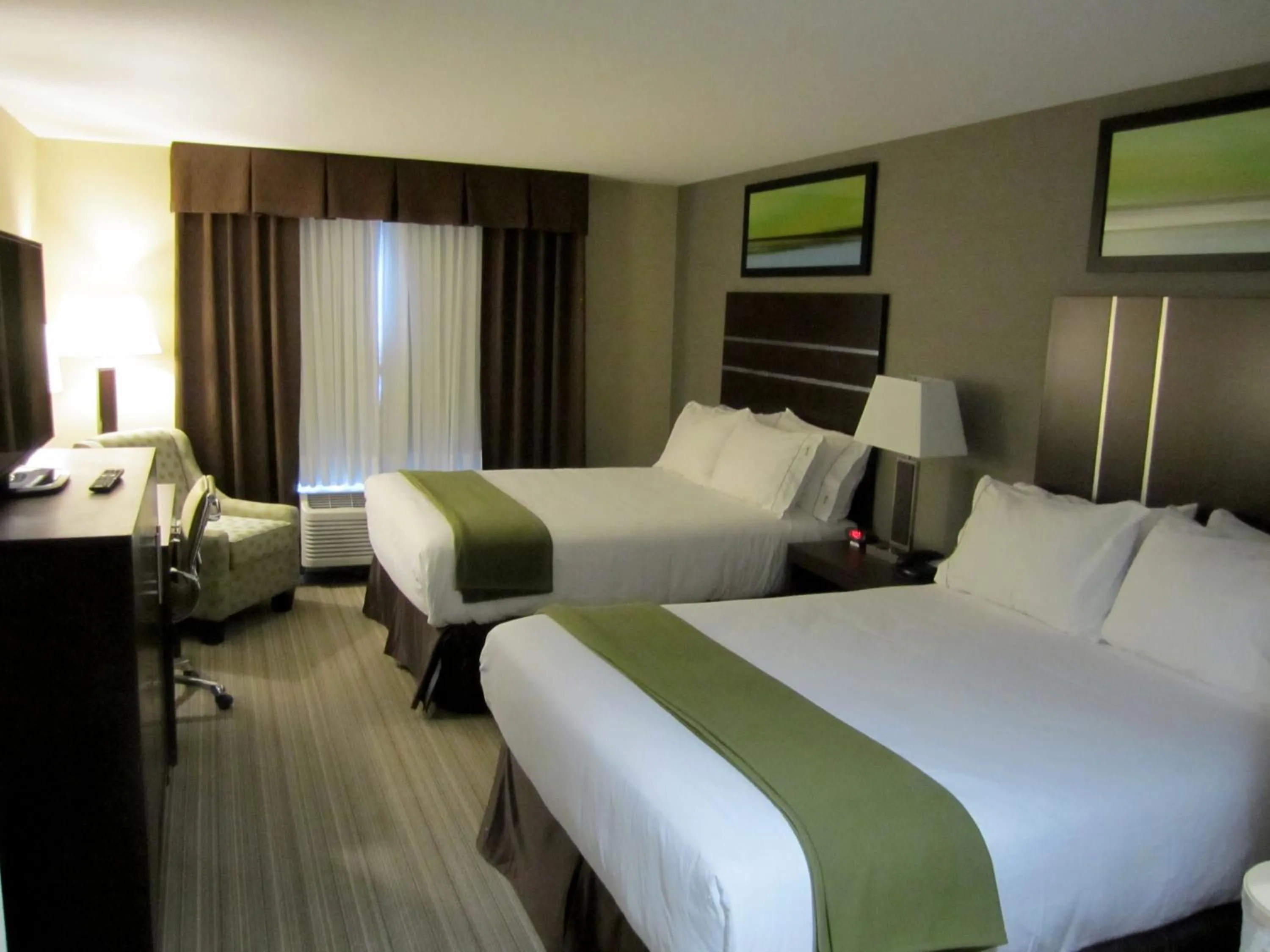 Bed in Holiday Inn Express Golden-Kicking Horse by IHG
