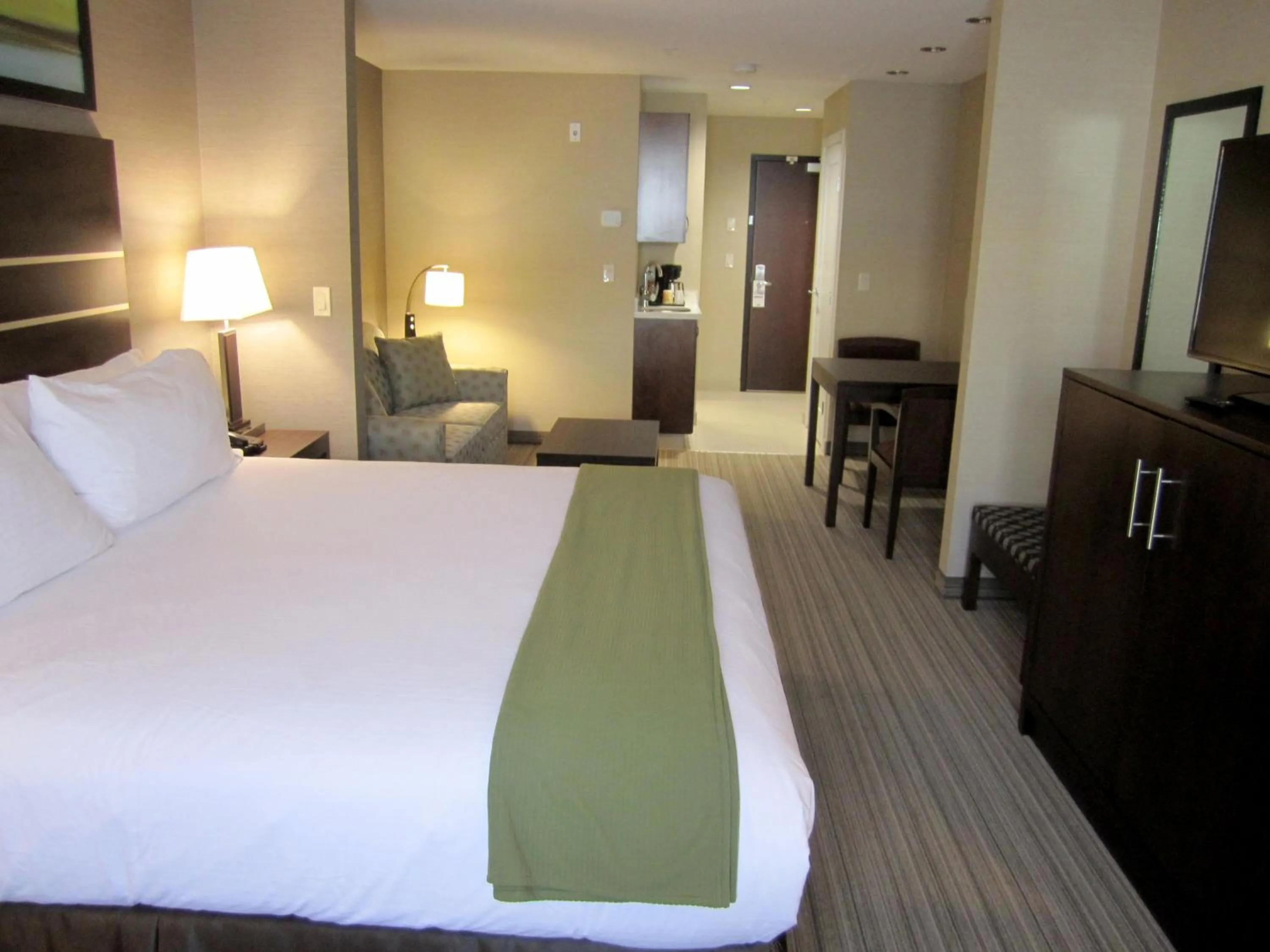 Photo of the whole room, Bed in Holiday Inn Express Golden-Kicking Horse by IHG