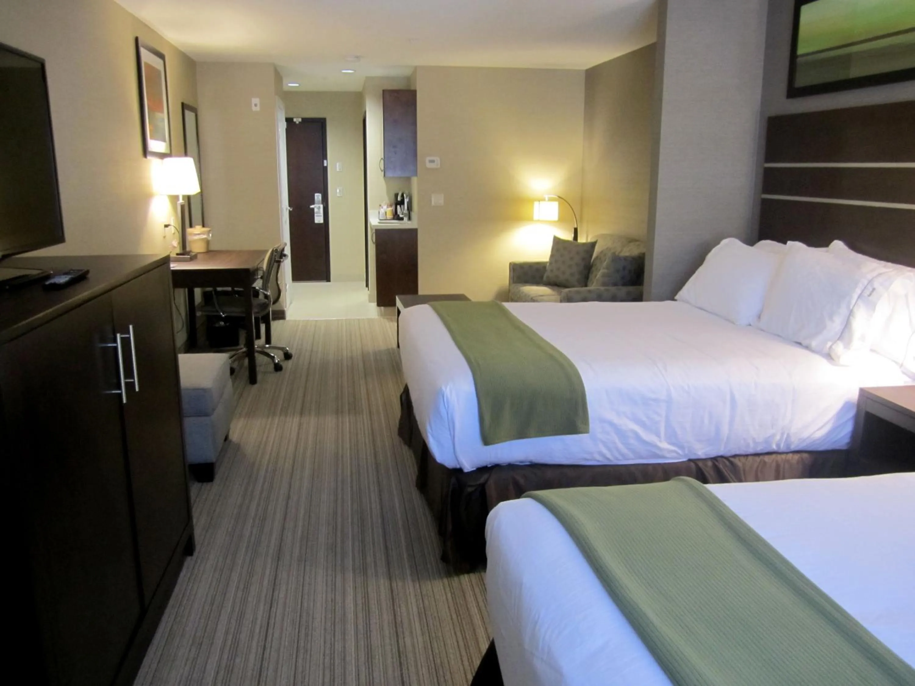 Bed in Holiday Inn Express Golden-Kicking Horse by IHG