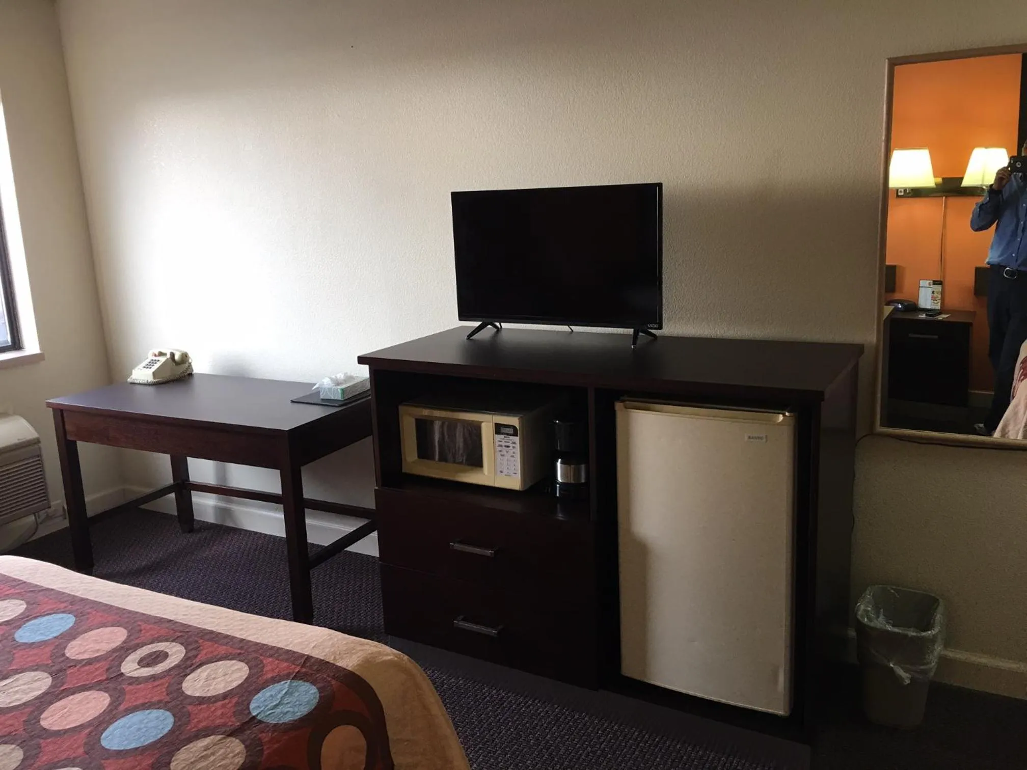 TV and multimedia, Bed in Super 8 by Wyndham Morris