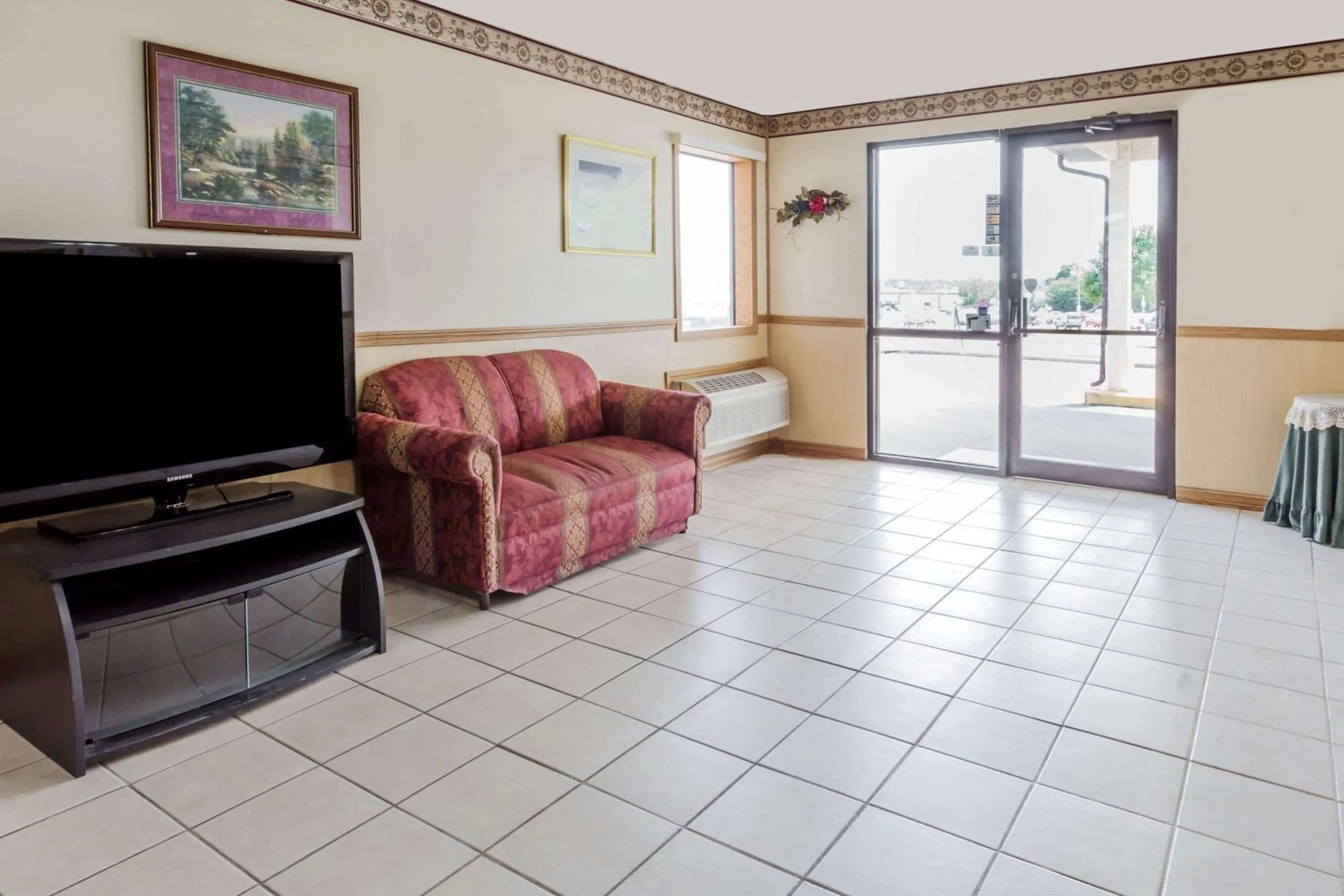 Lobby or reception in Super 8 by Wyndham Morris