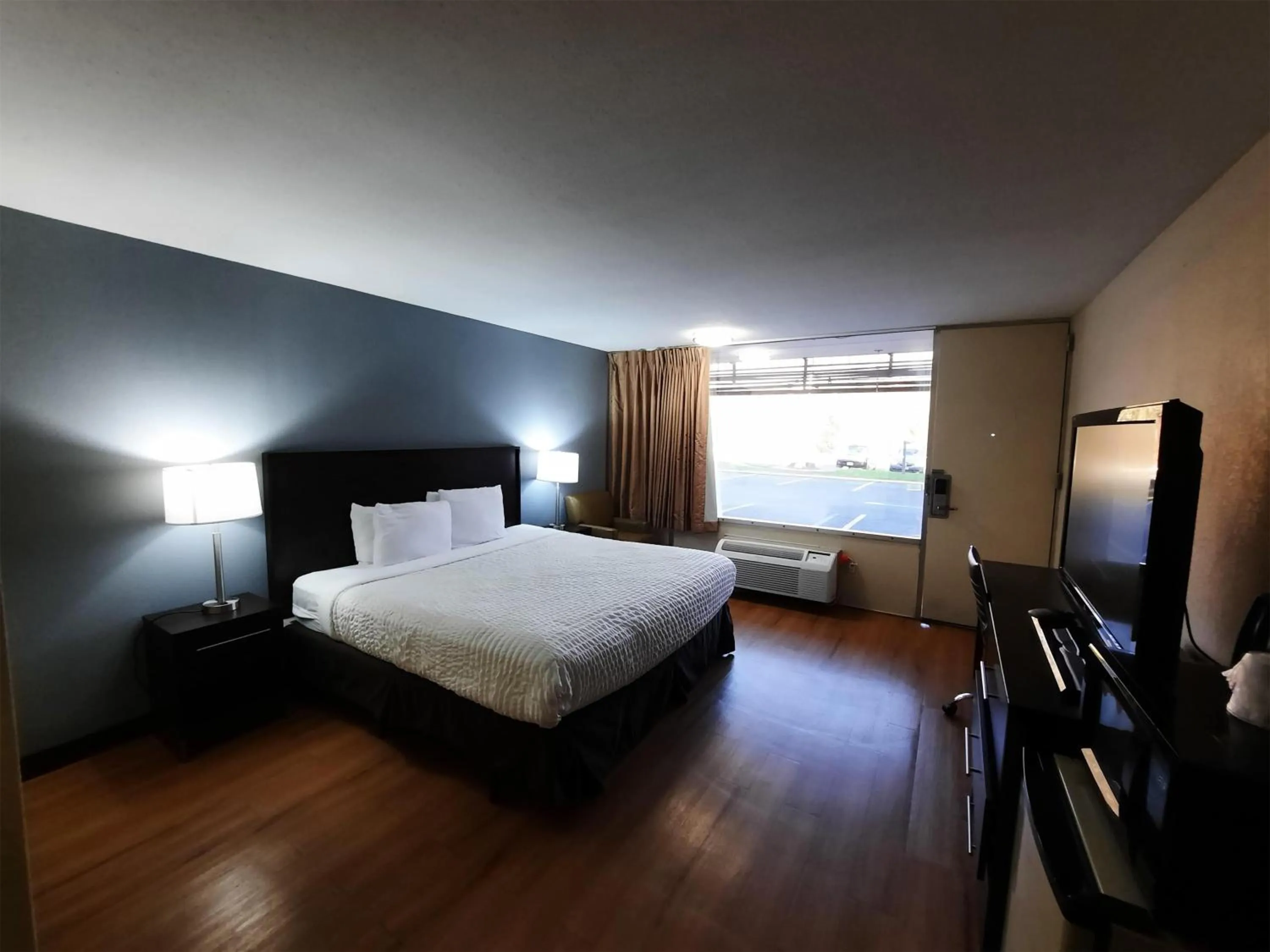 Bedroom, Bed in Americas Best Value Inn Moline