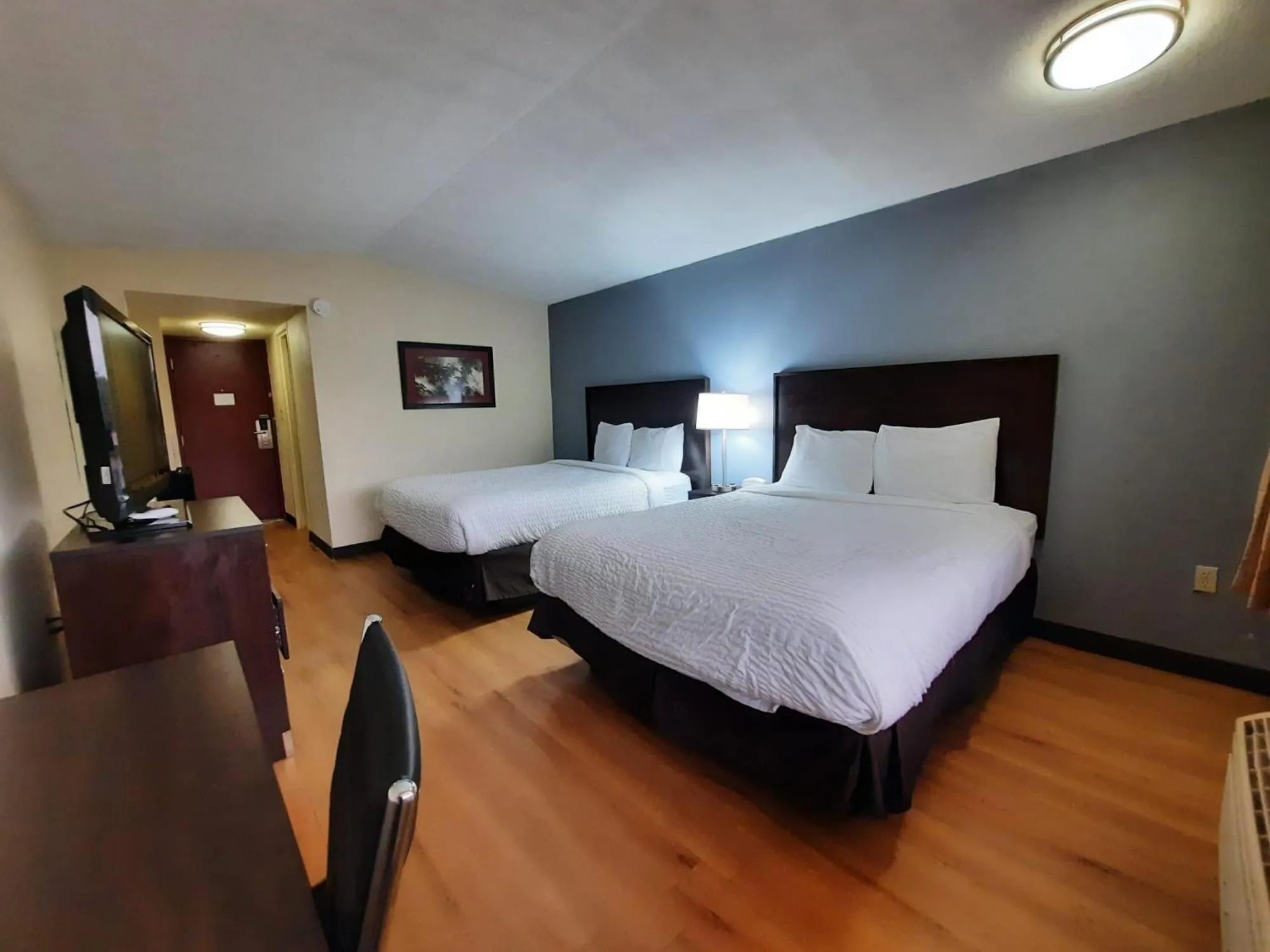 Bedroom, Bed in Americas Best Value Inn Moline