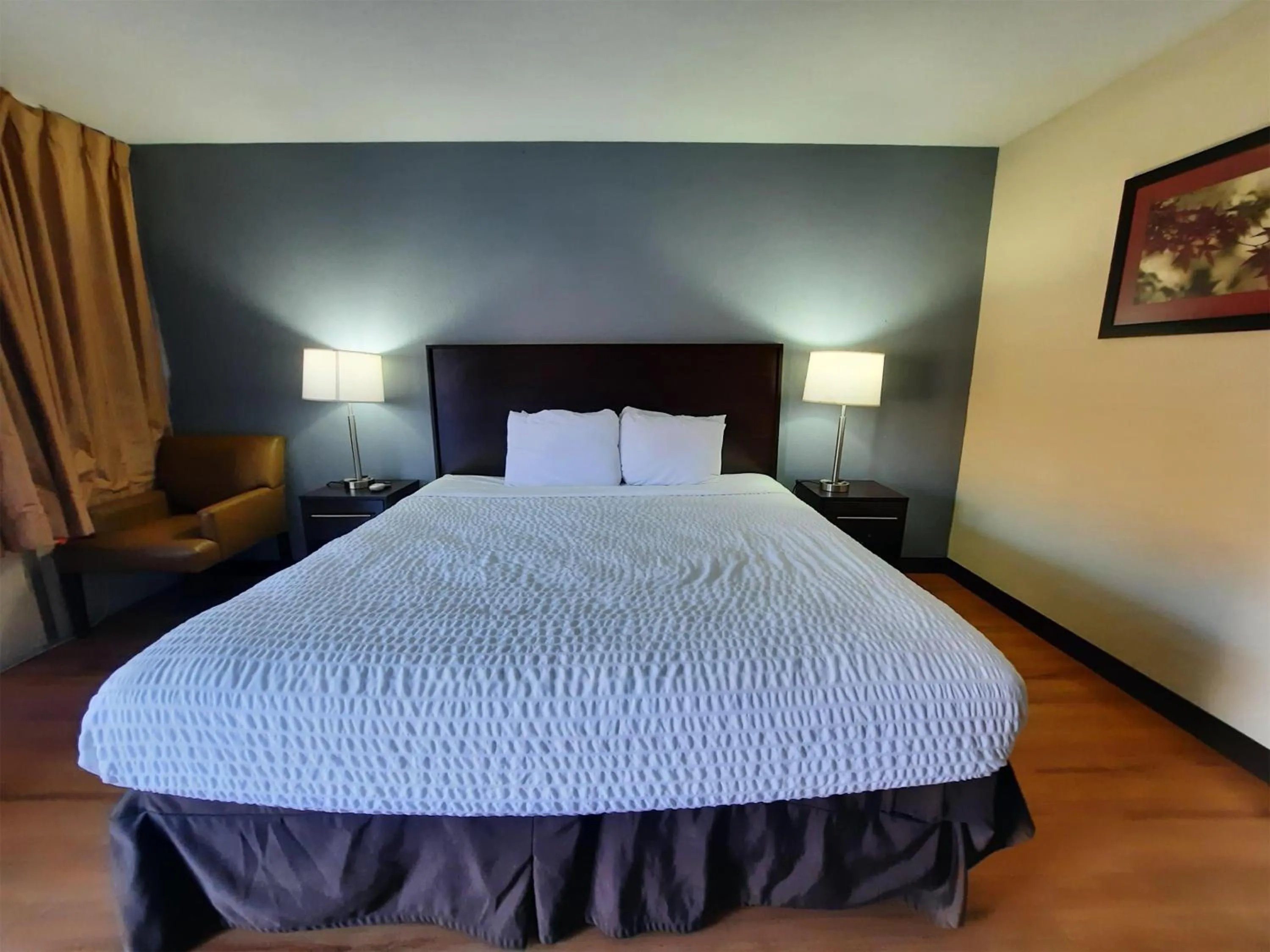 Bedroom, Bed in Americas Best Value Inn Moline