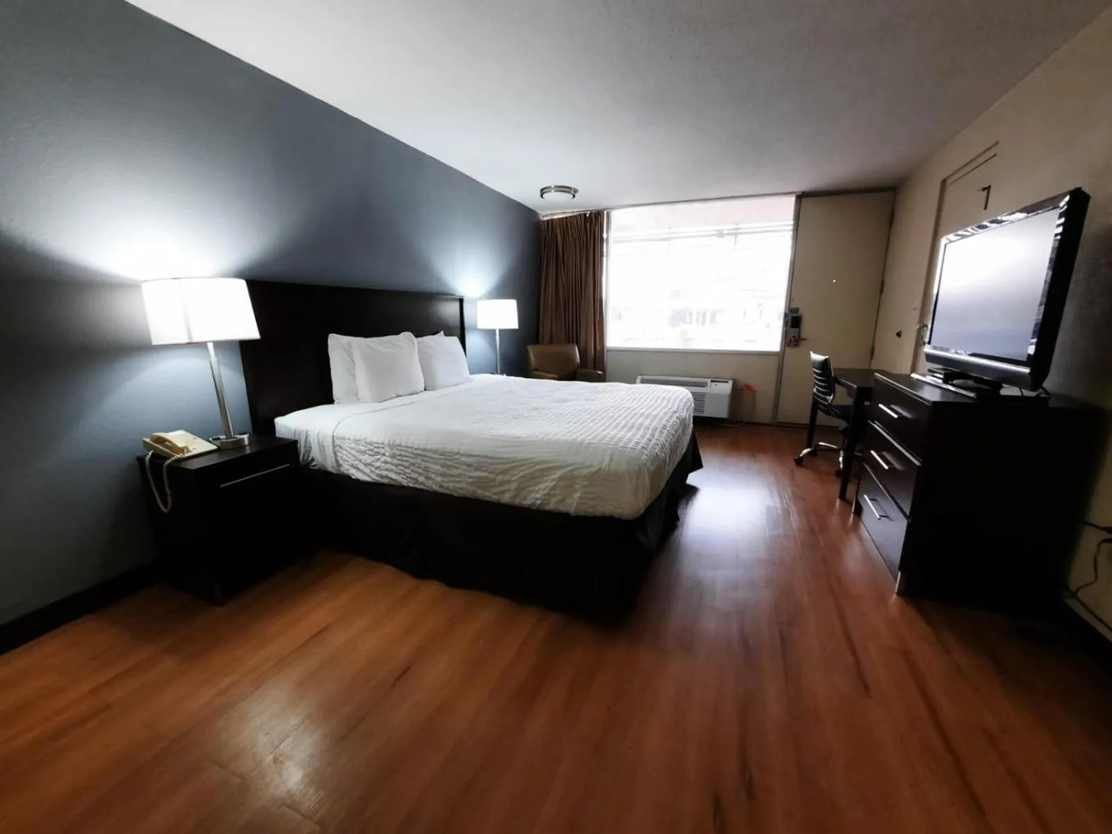 Bedroom, Bed in Americas Best Value Inn Moline