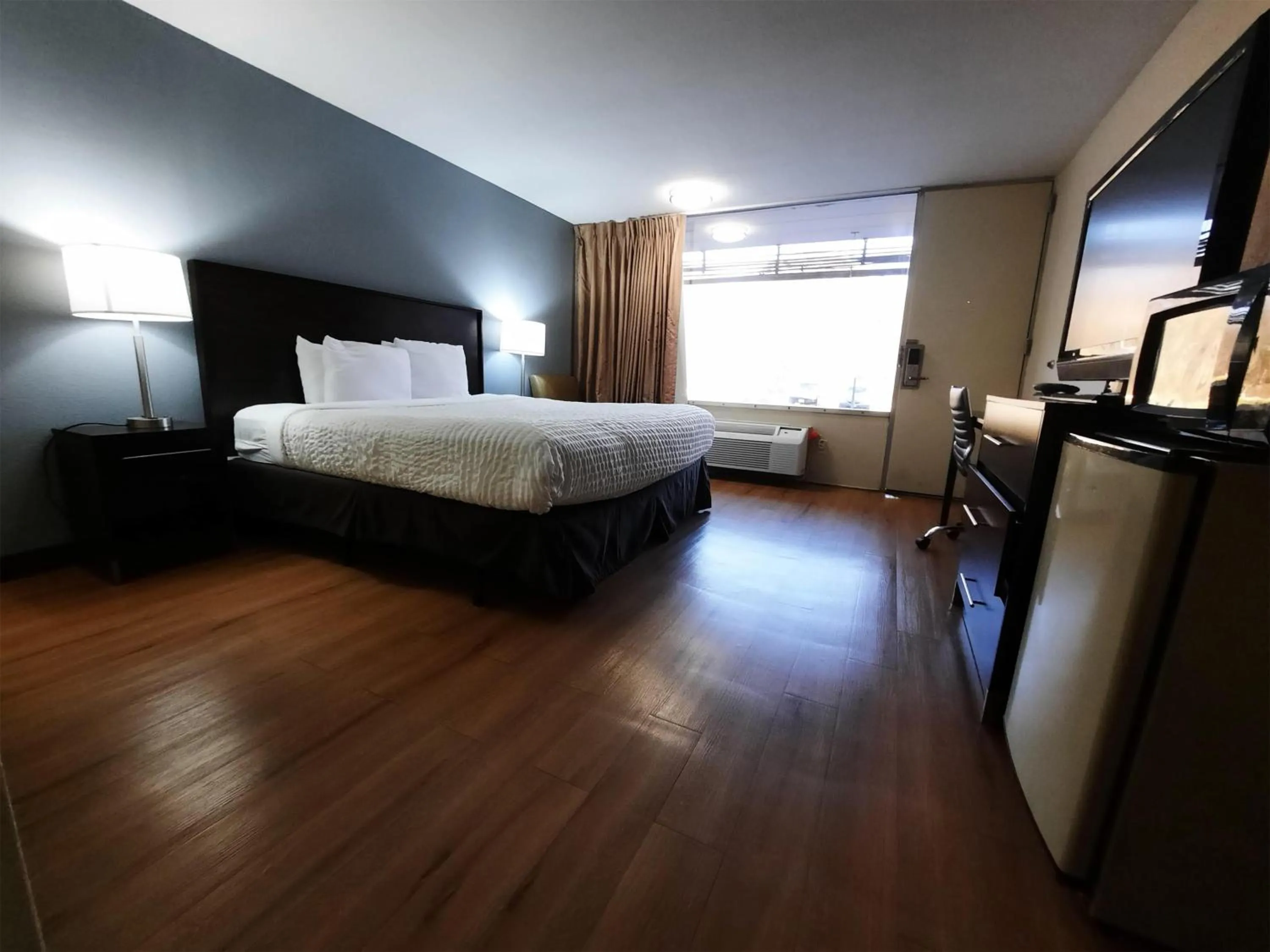 Bedroom, Bed in Americas Best Value Inn Moline