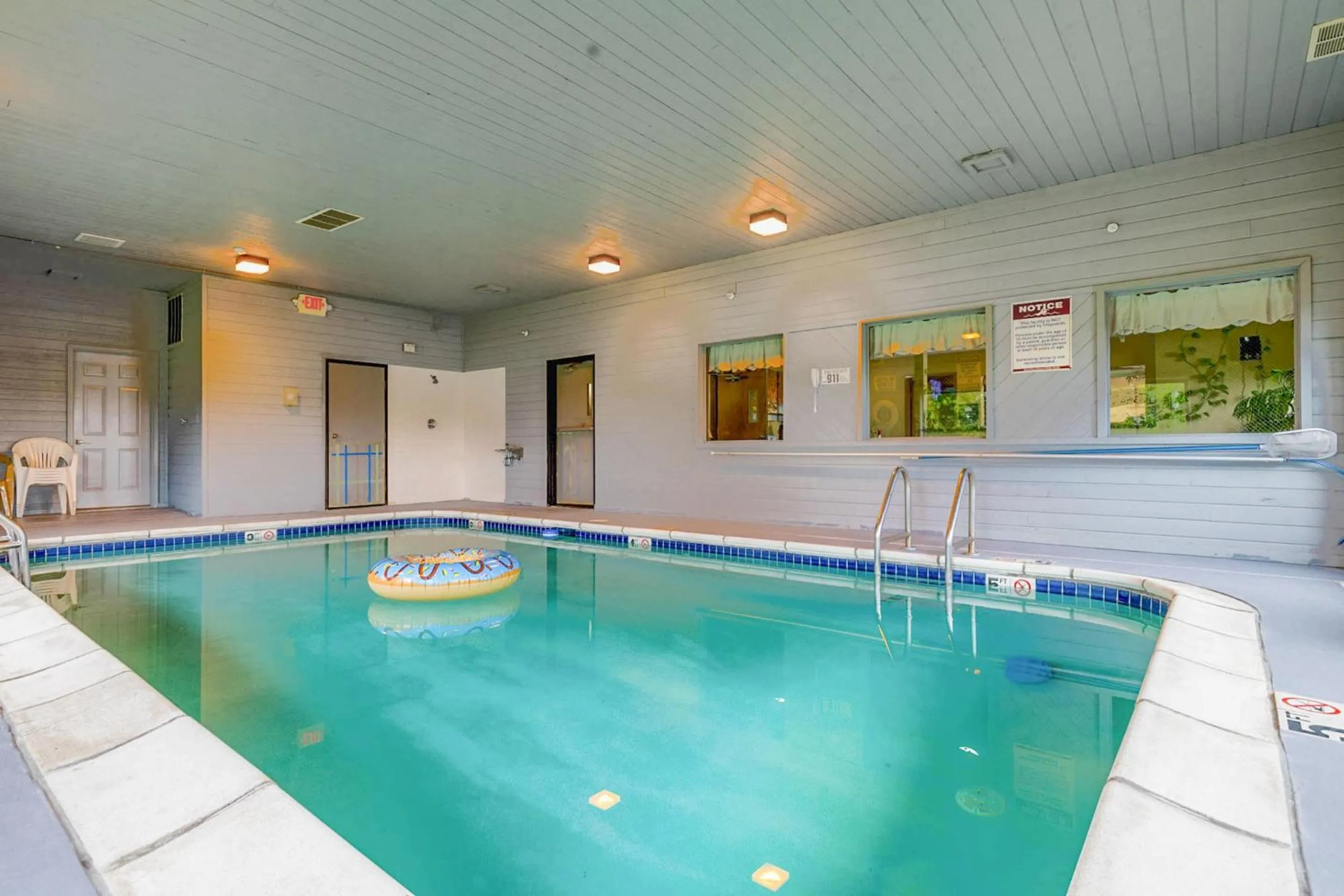 Swimming pool in Super Sleep Inn