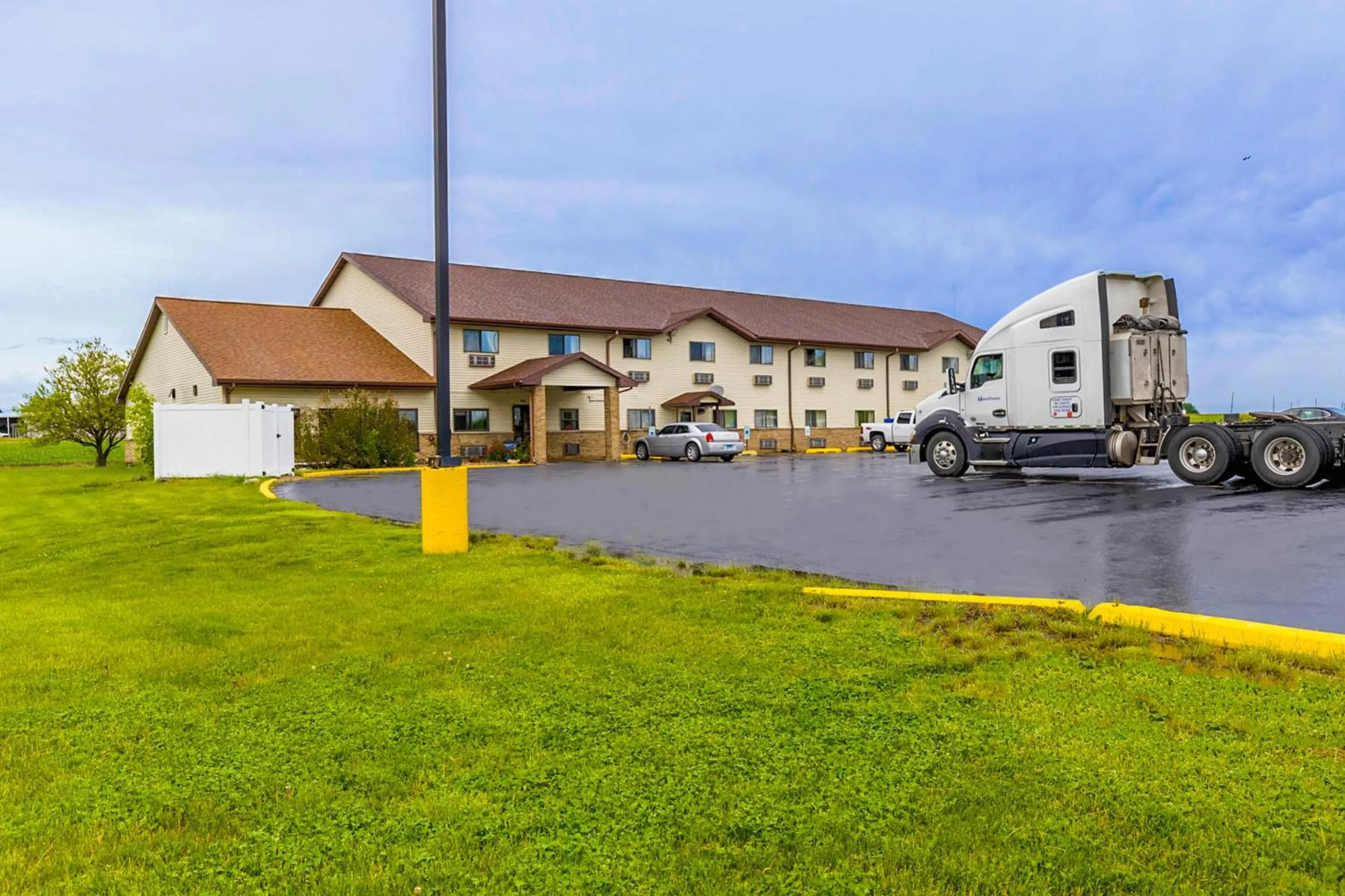 Facade/entrance in Super Sleep Inn