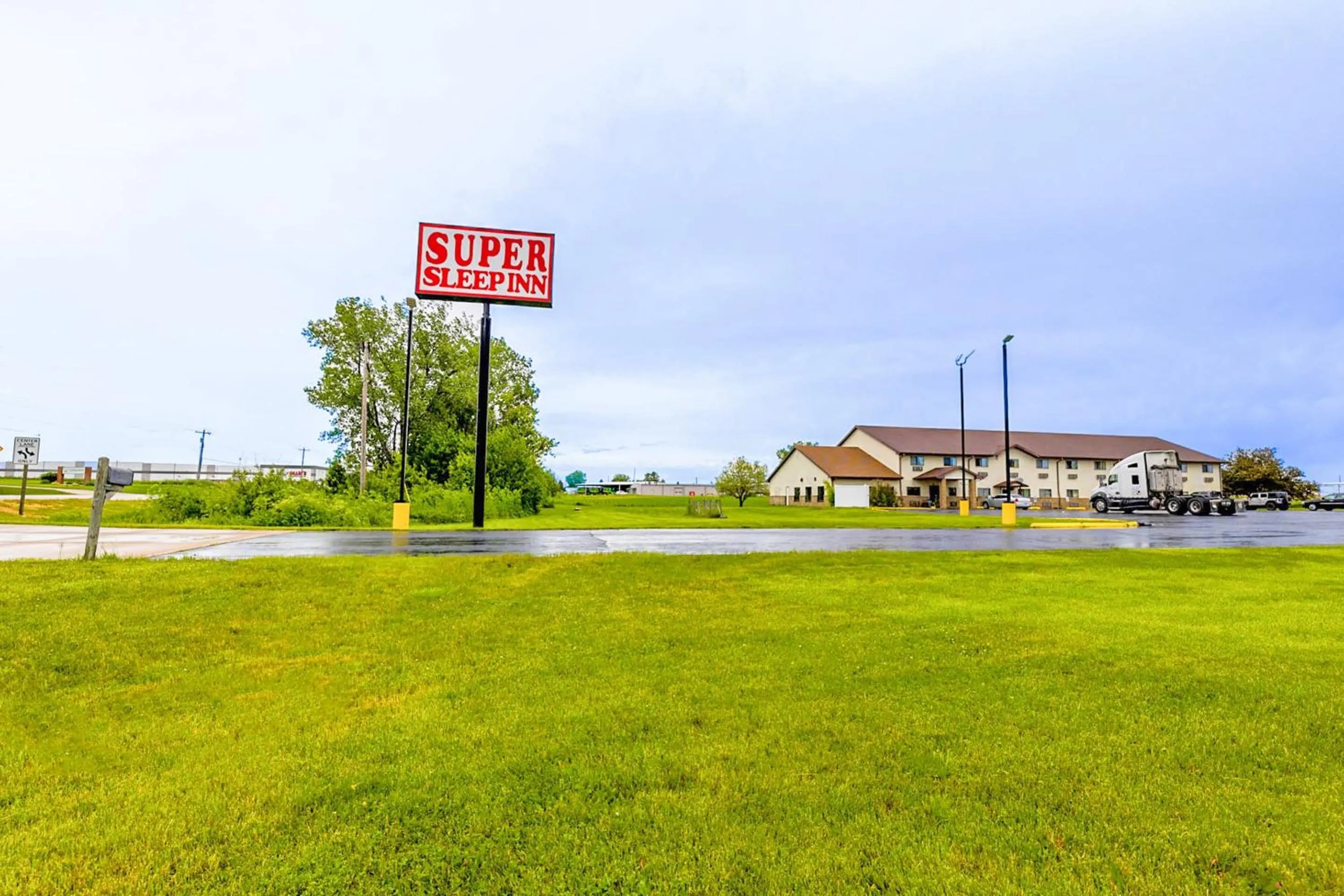 Facade/entrance in Super Sleep Inn