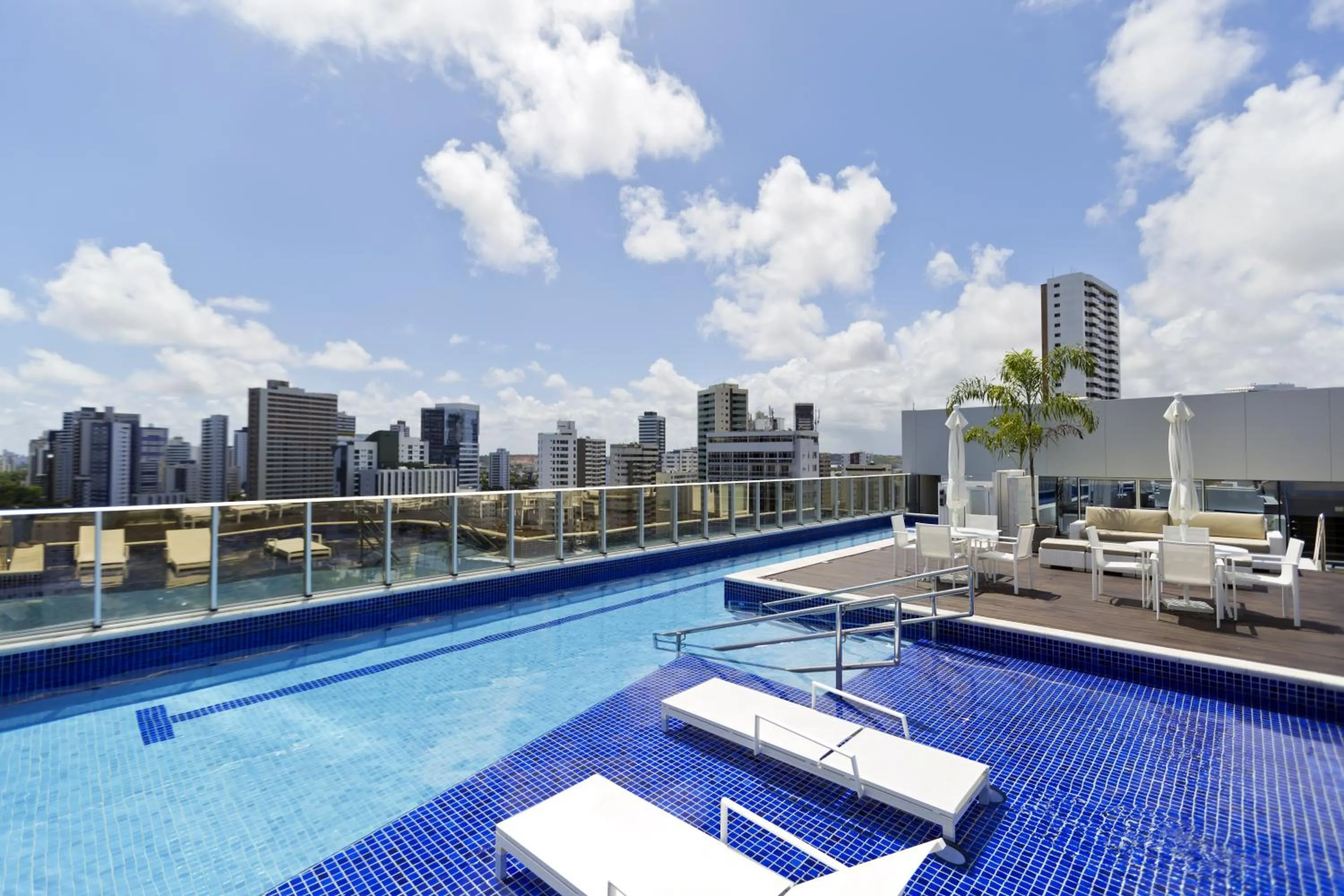 Swimming pool in Bugan Recife Boa Viagem Hotel - by Atlantica