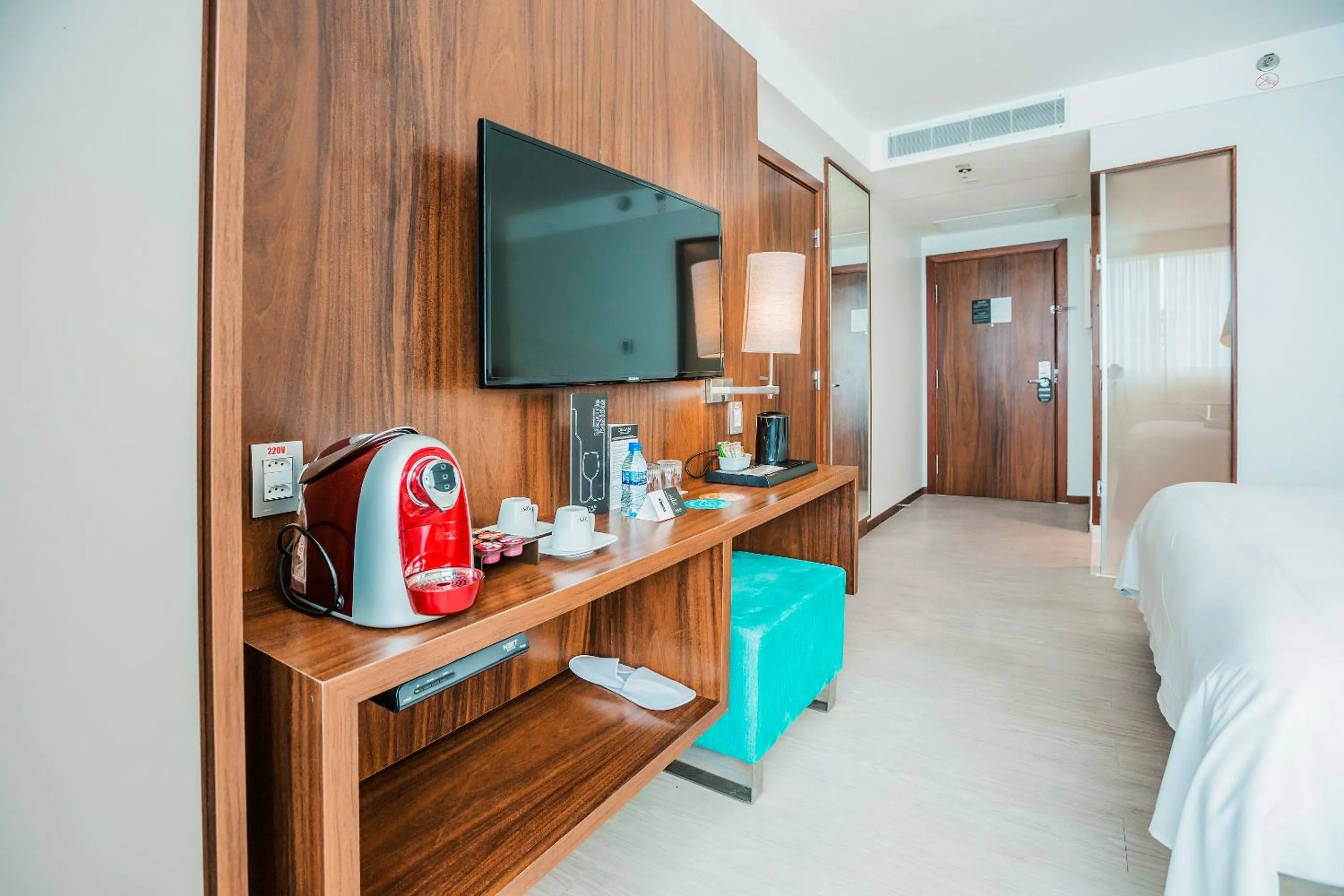 Coffee/tea facilities, Bed in Bugan Recife Boa Viagem Hotel - by Atlantica