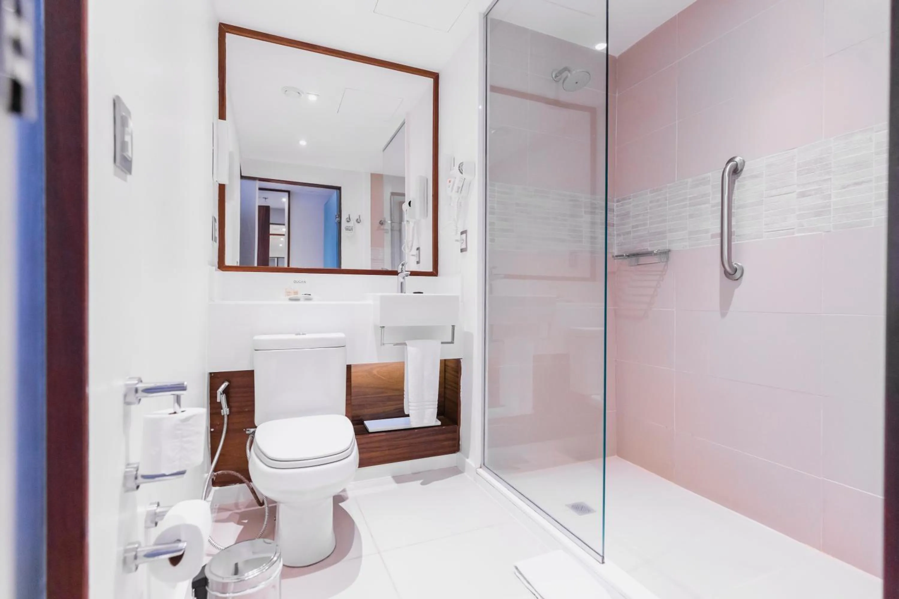 Shower in Bugan Recife Boa Viagem Hotel - by Atlantica