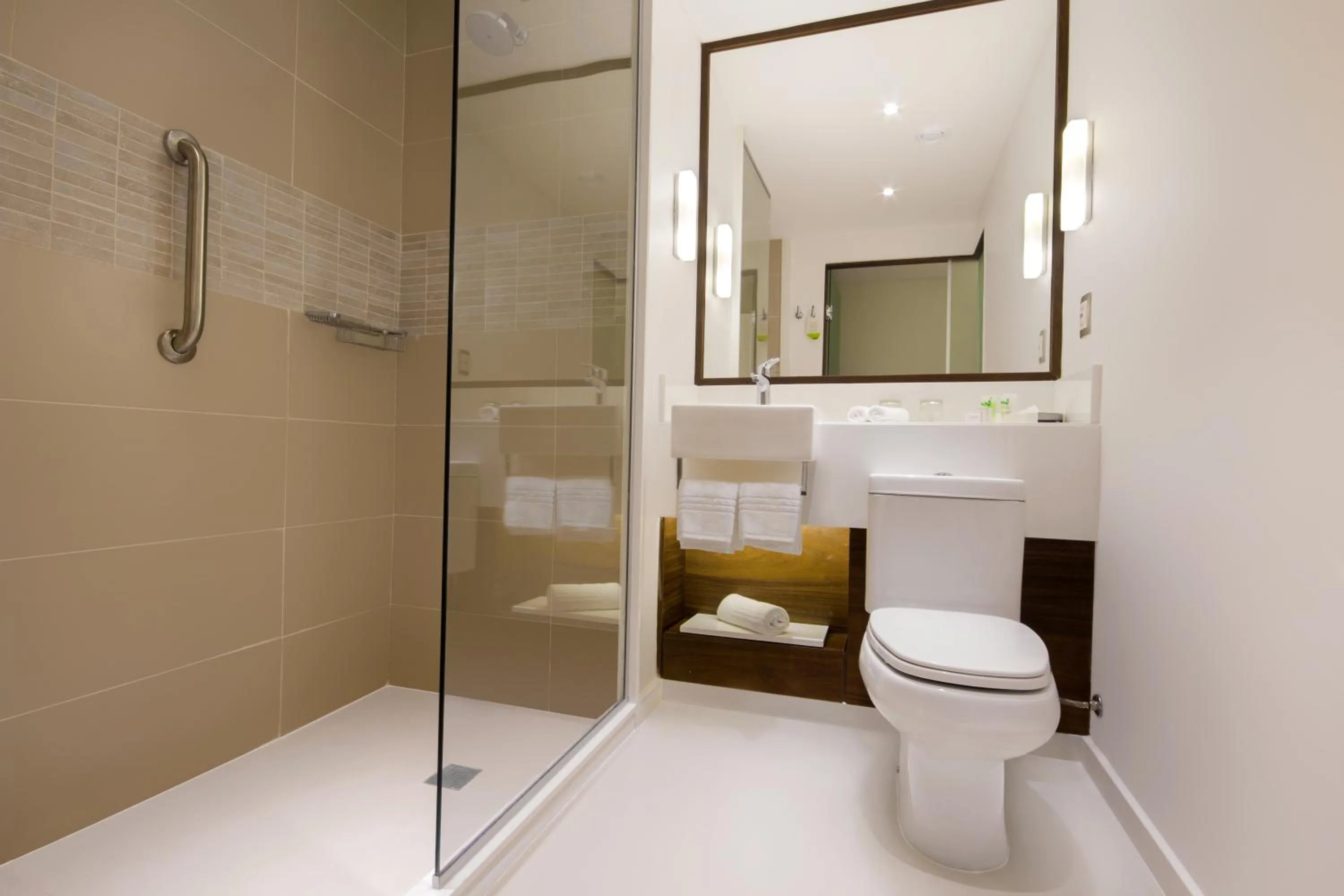 Shower in Bugan Recife Boa Viagem Hotel - by Atlantica