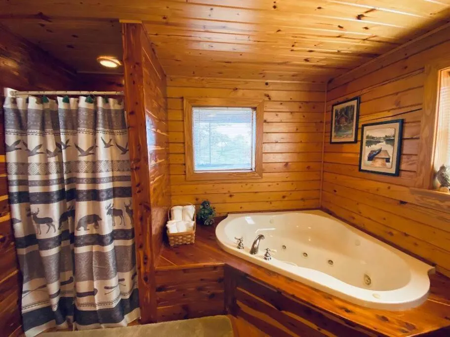 Chalet with a view at Bear Mountain - Hottub