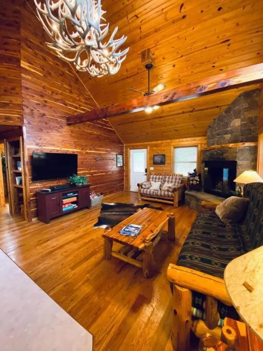 Chalet with a view at Bear Mountain - Hottub