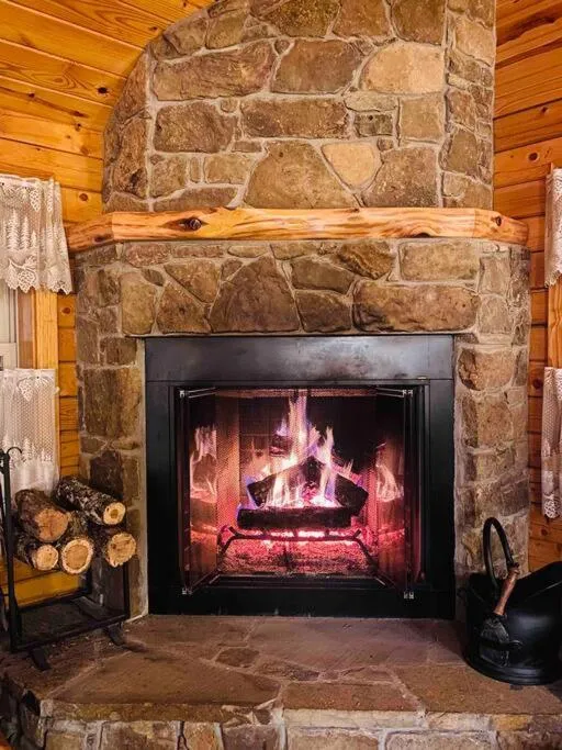 Chalet with a view at Bear Mountain - Hottub