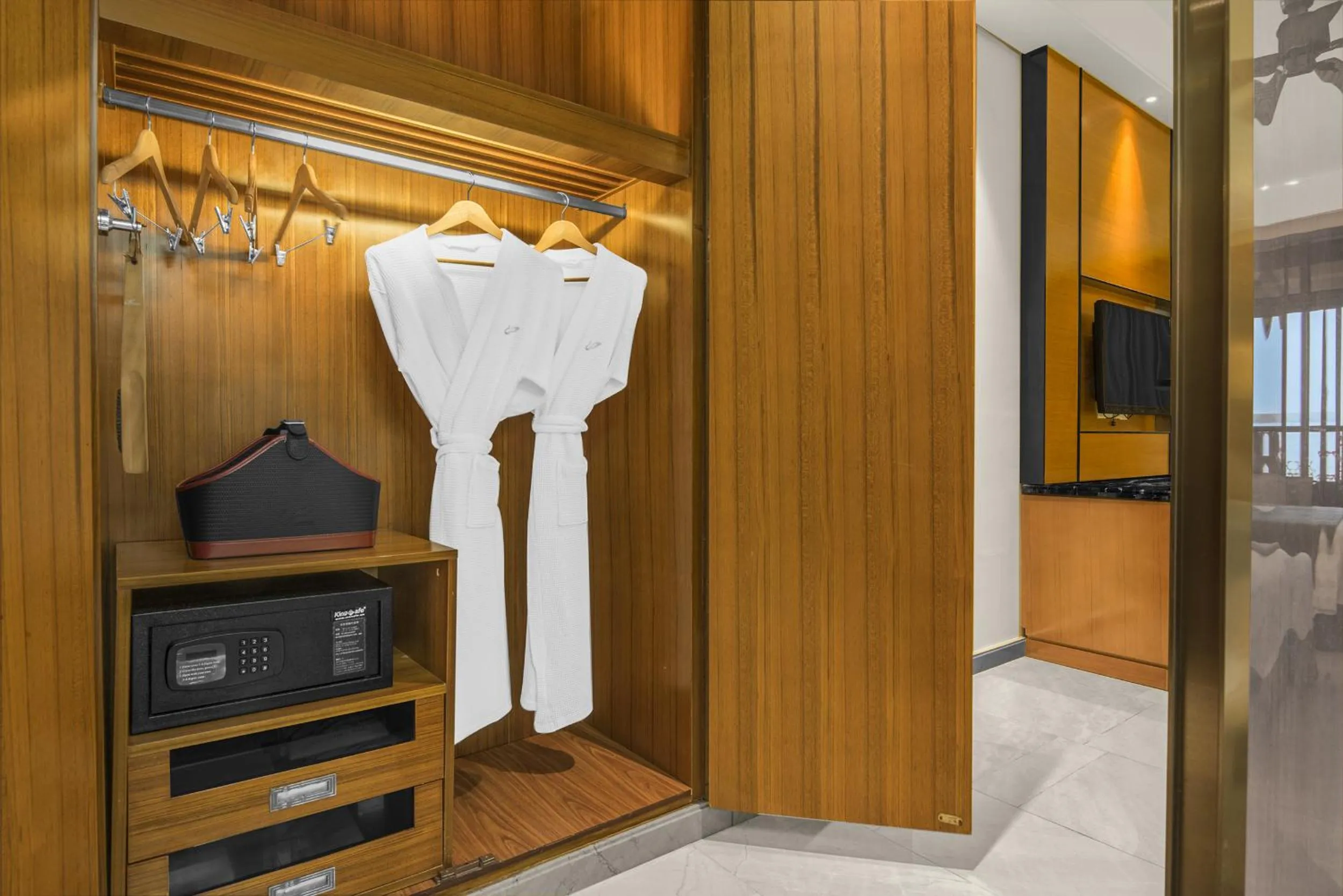 wardrobe in Country Garden Golden Beach Spring Hotel