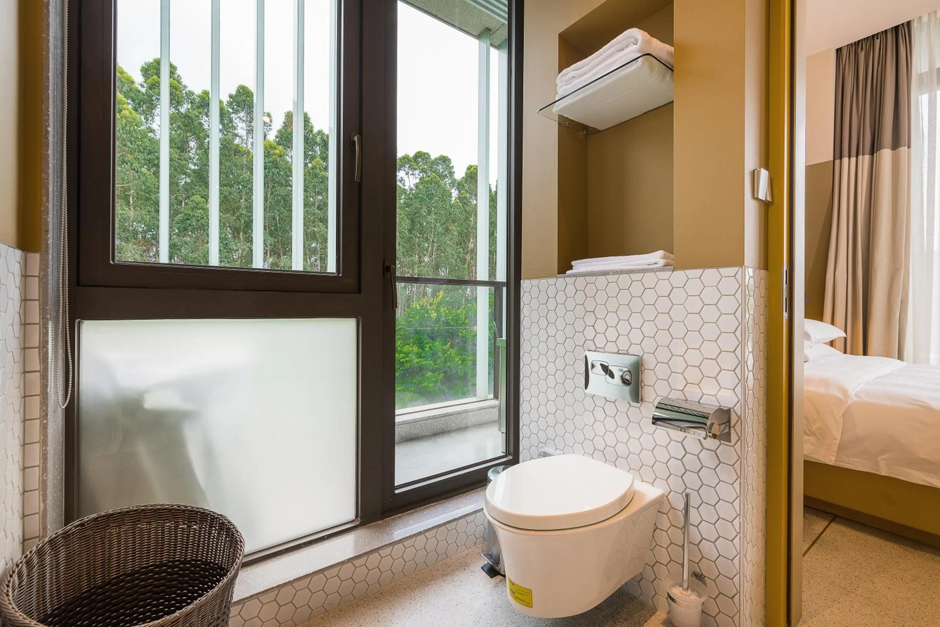 Toilet, Bed in SongShan Lake PingShang Serviced Hotel
