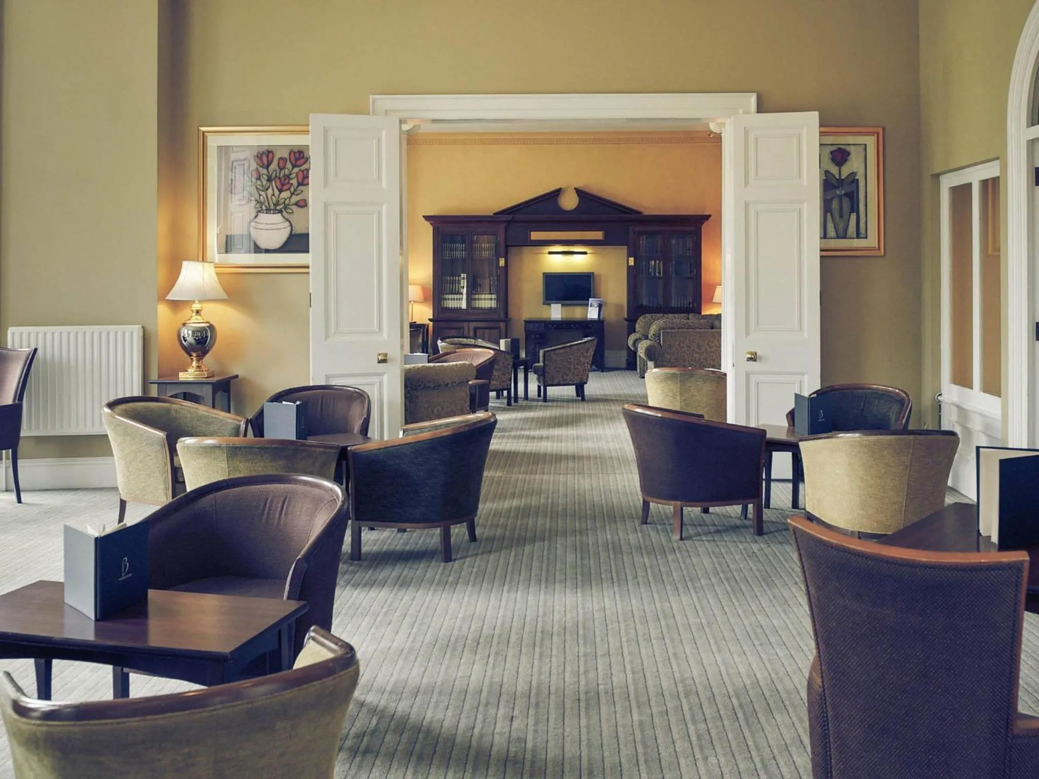 Lounge or bar in Mercure Gloucester Bowden Hall Hotel