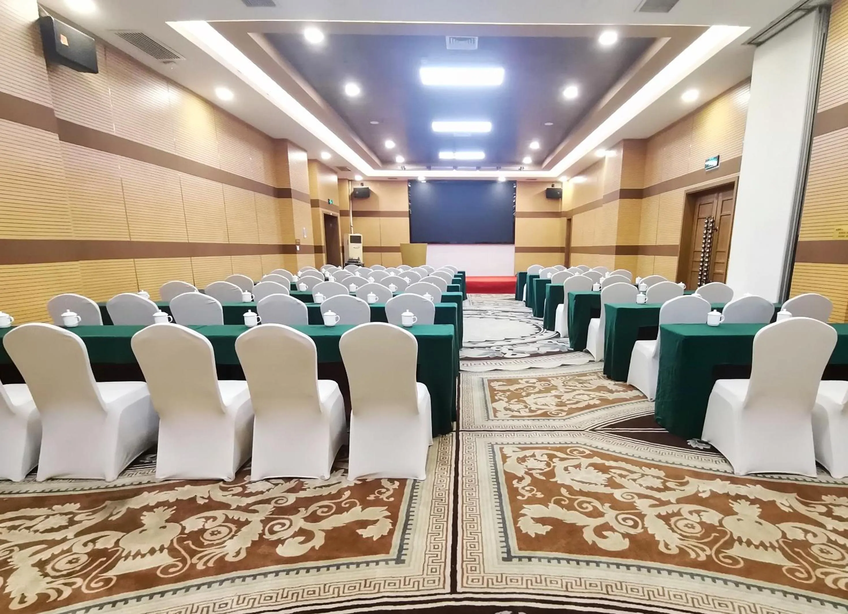 Meeting/conference room in Jinrui Sunshine Hotel Pengzhou