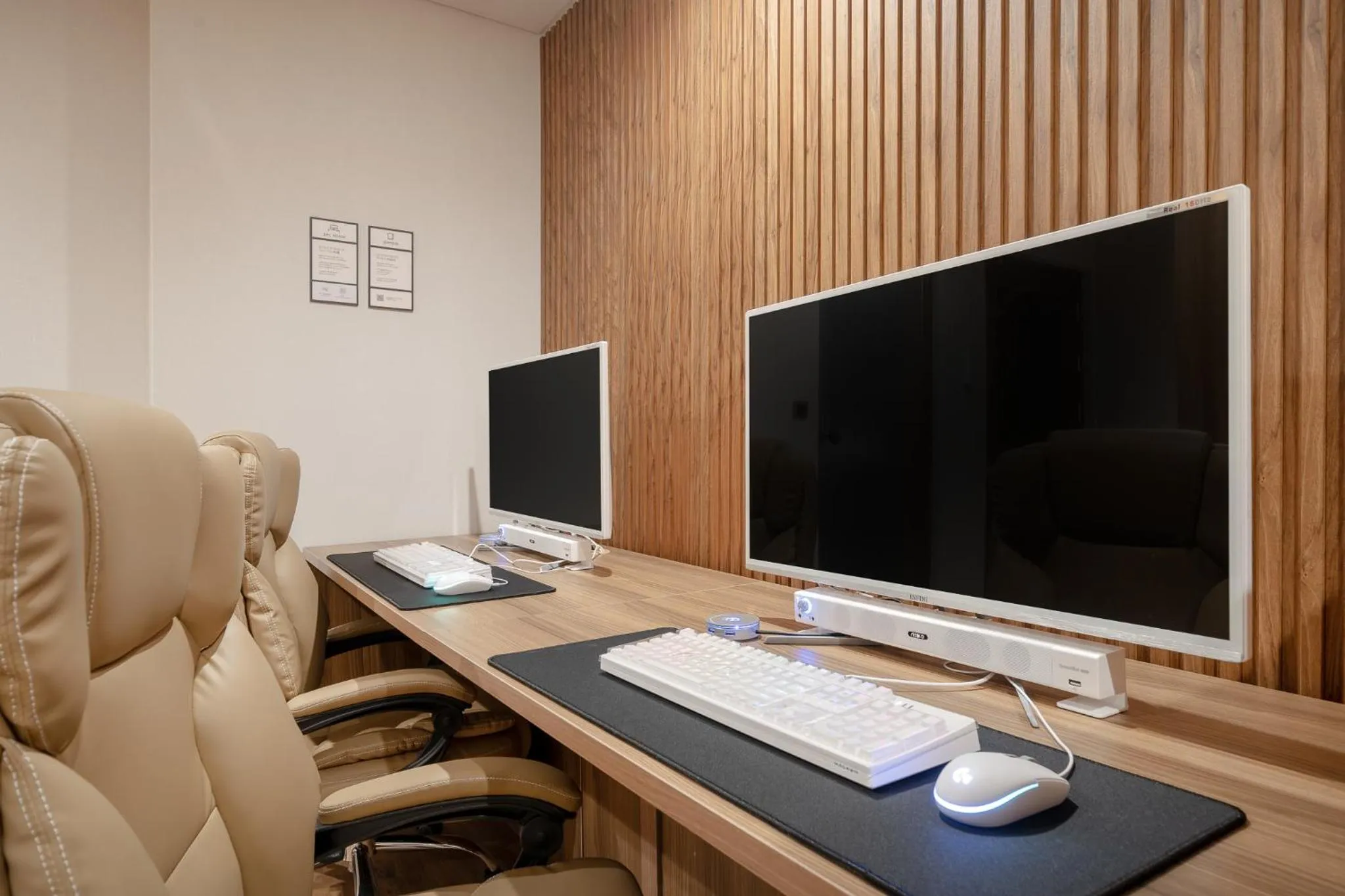 TV and multimedia in Simjak Hotel by Aank