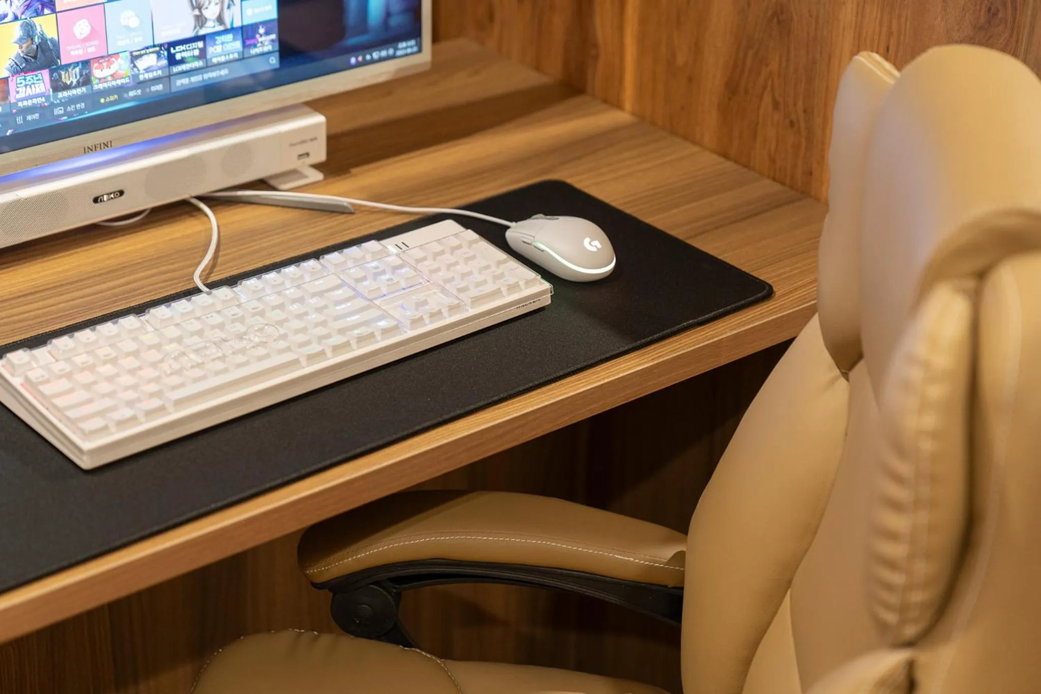 TV and multimedia in Simjak Hotel by Aank