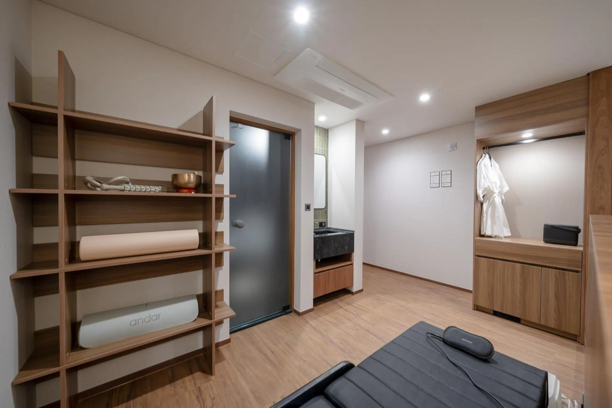 TV and multimedia, Bed in Simjak Hotel by Aank