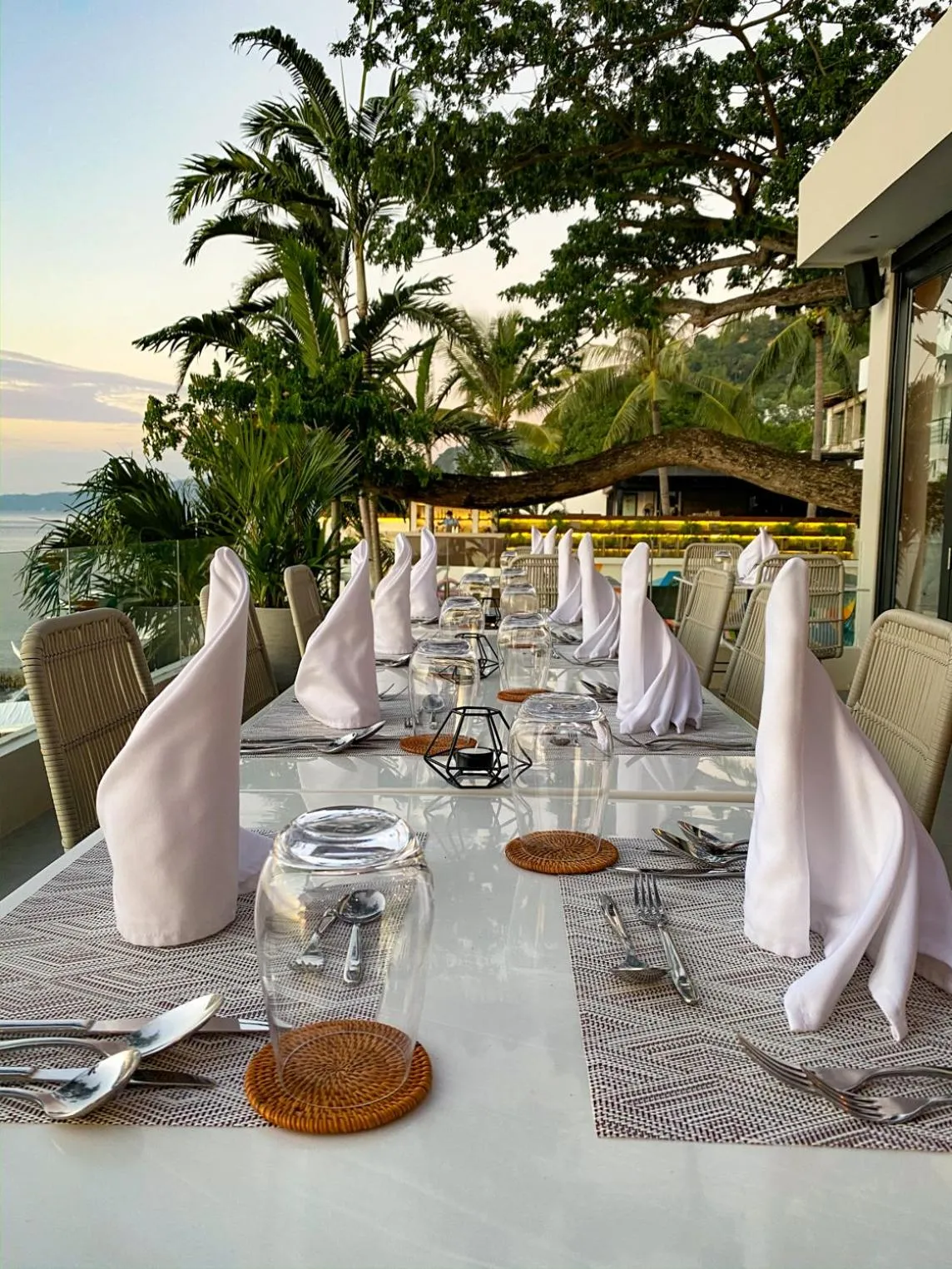 Restaurant/places to eat in Solitude Acacia Resort