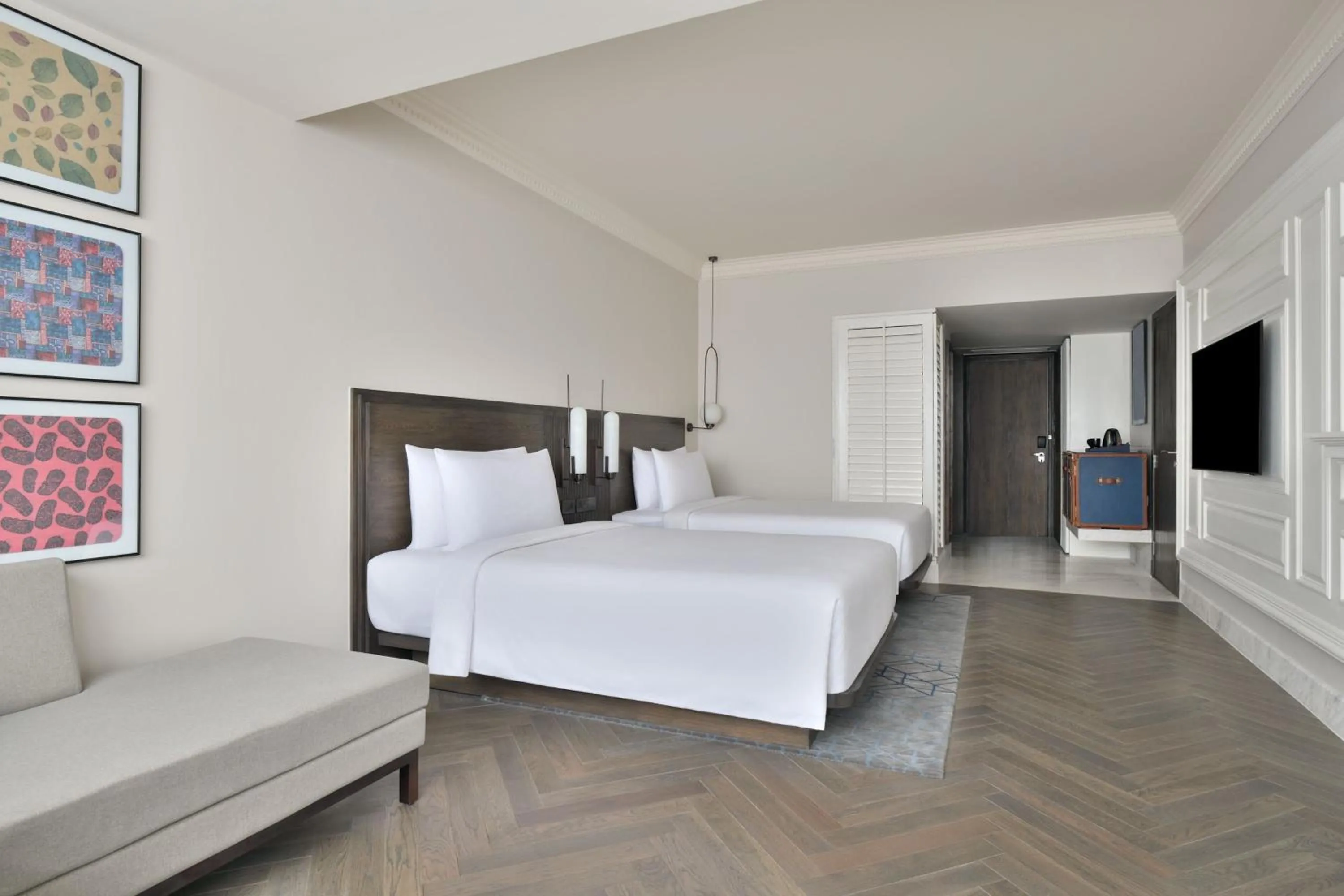 Photo of the whole room, Bed in Le Meridien Amritsar