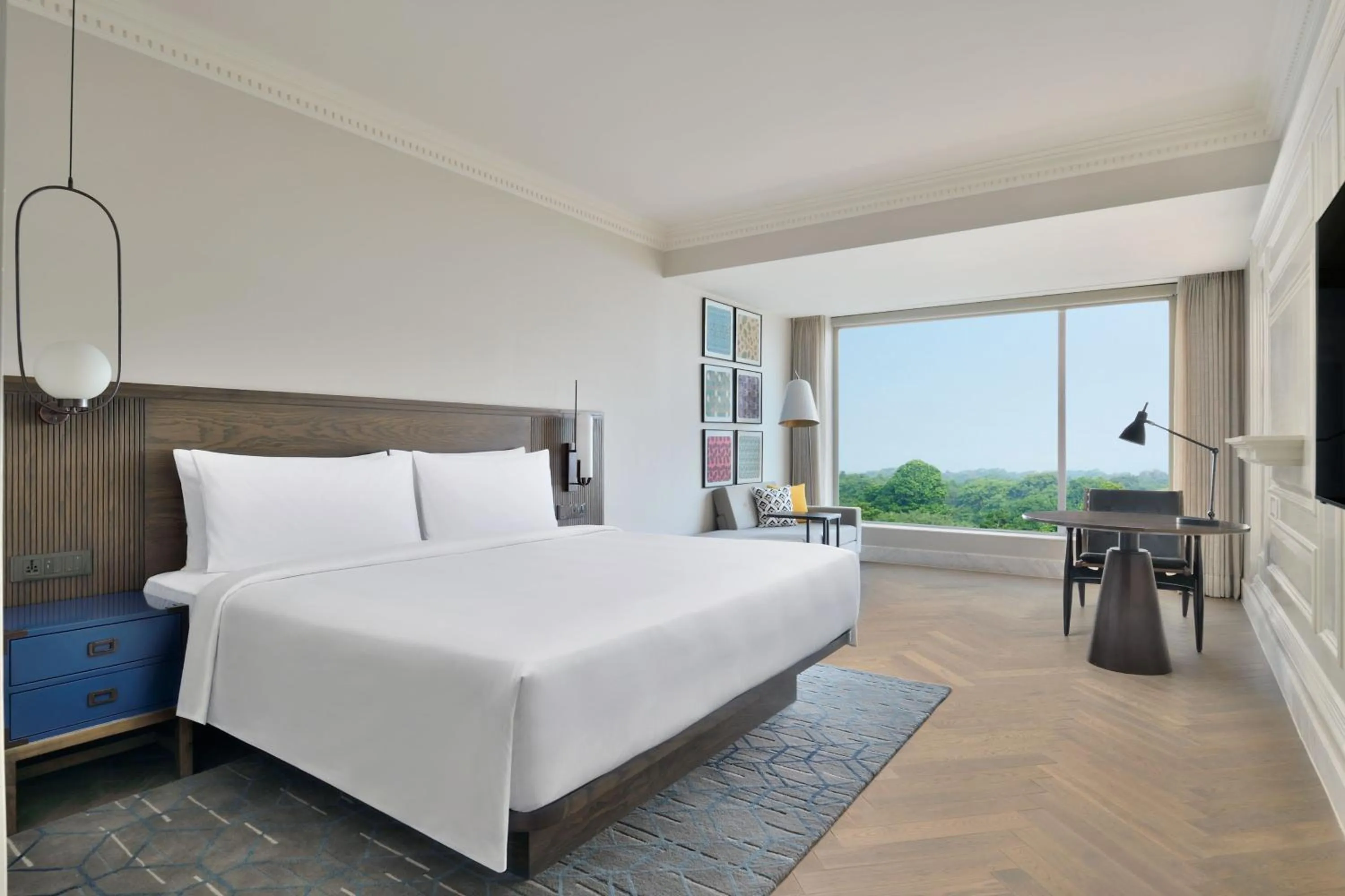 Photo of the whole room, Bed in Le Meridien Amritsar