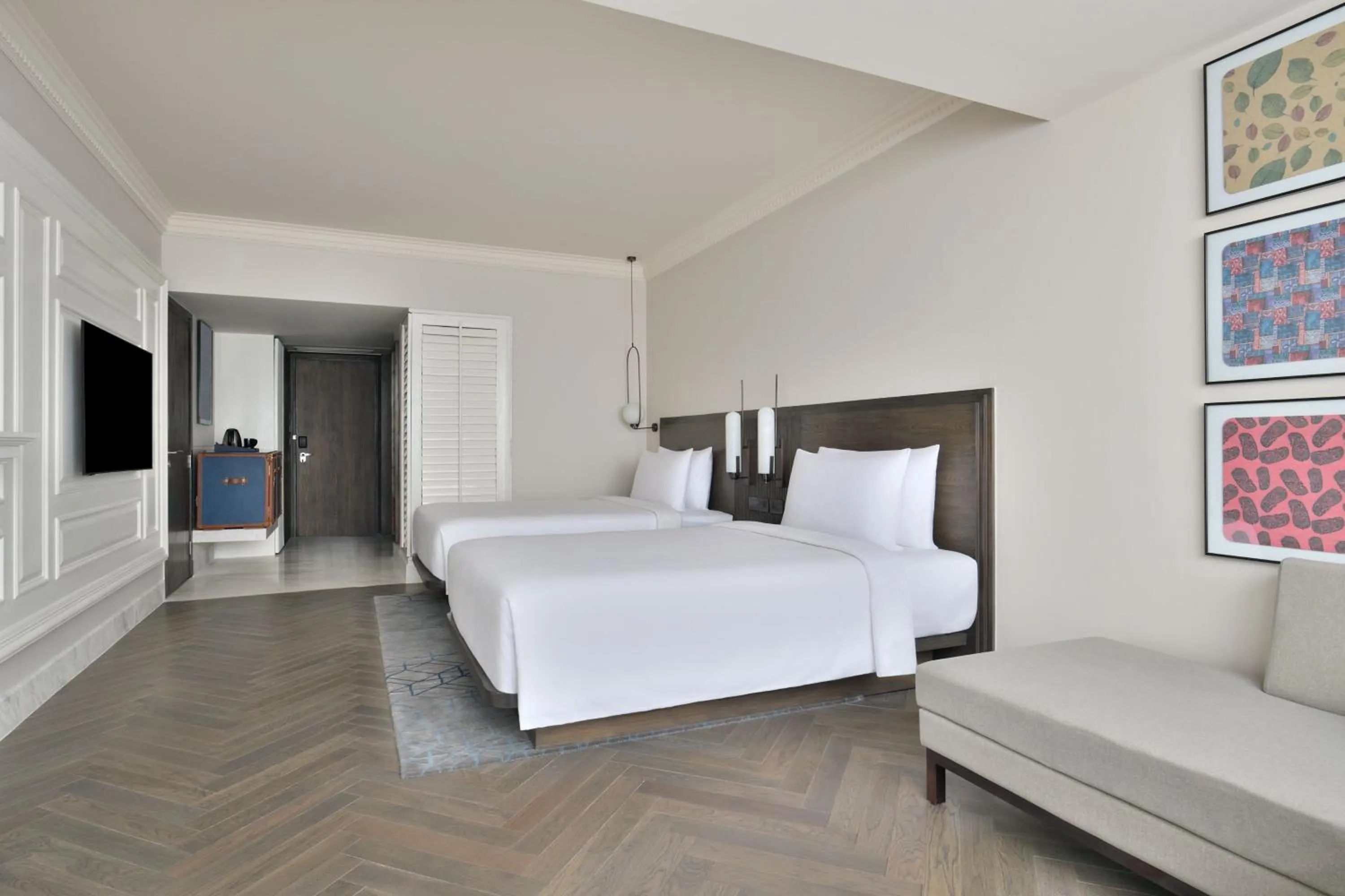 Photo of the whole room, Bed in Le Meridien Amritsar