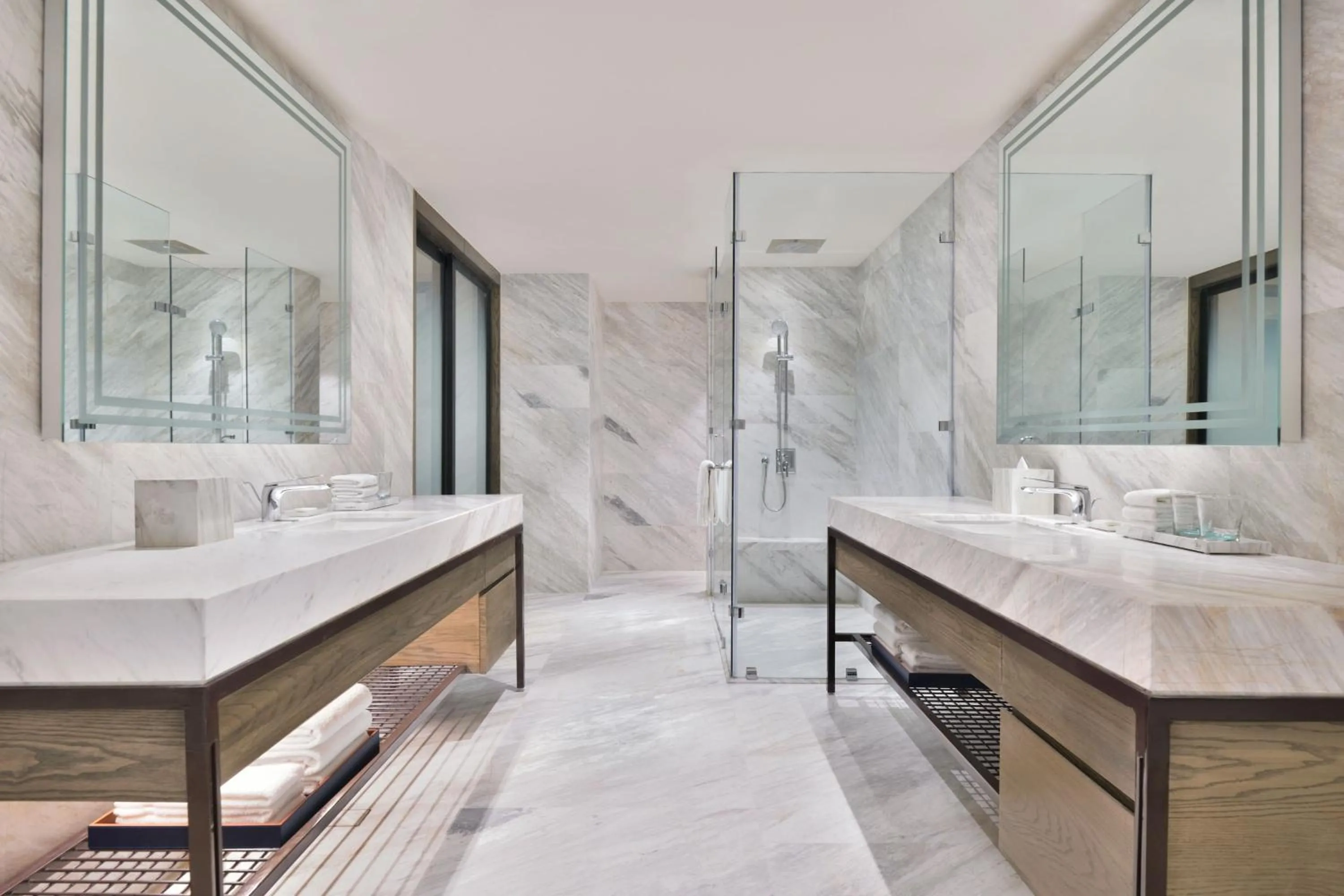 Photo of the whole room, Bed in Le Meridien Amritsar