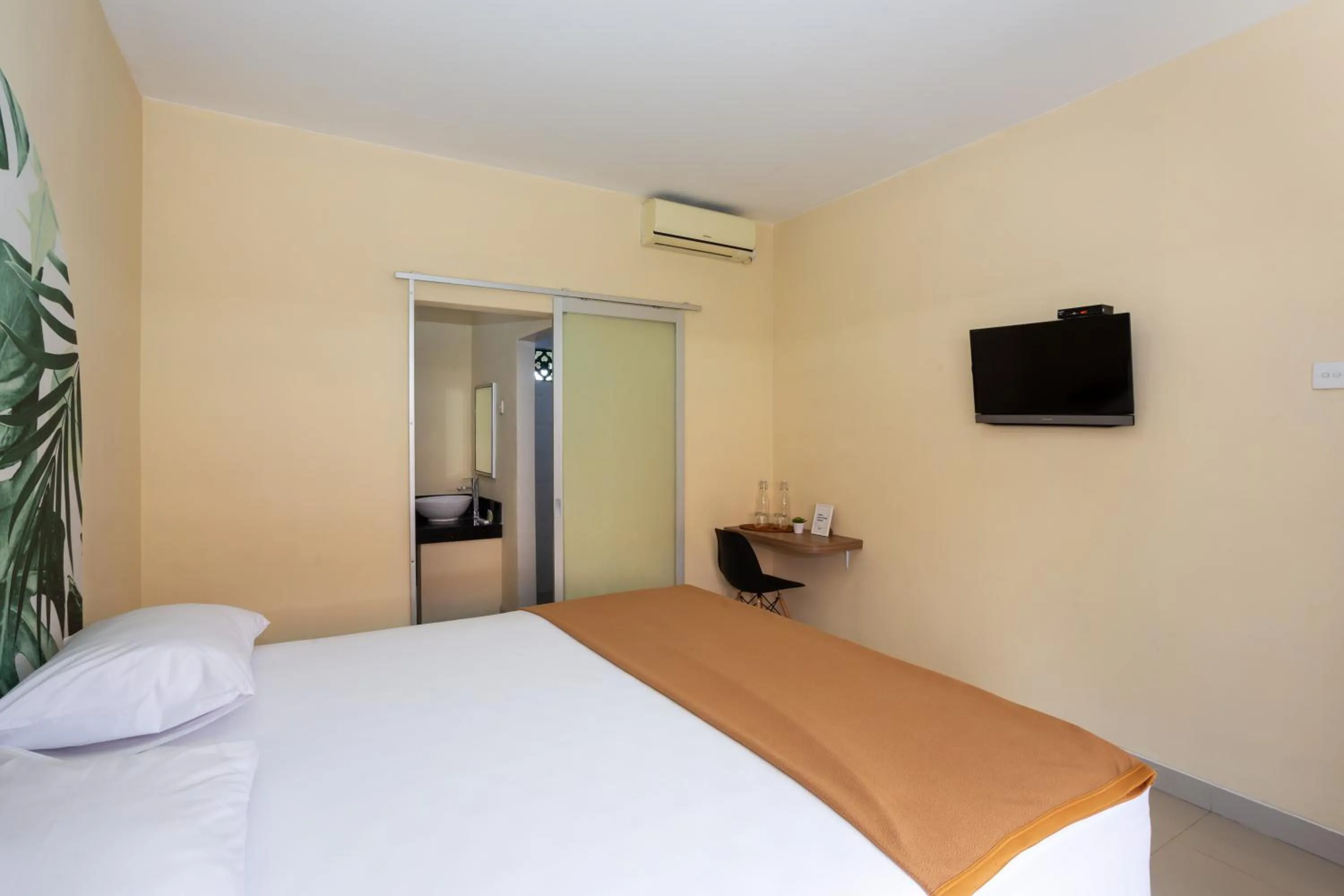 Bedroom, Bed in Cove Kanaya