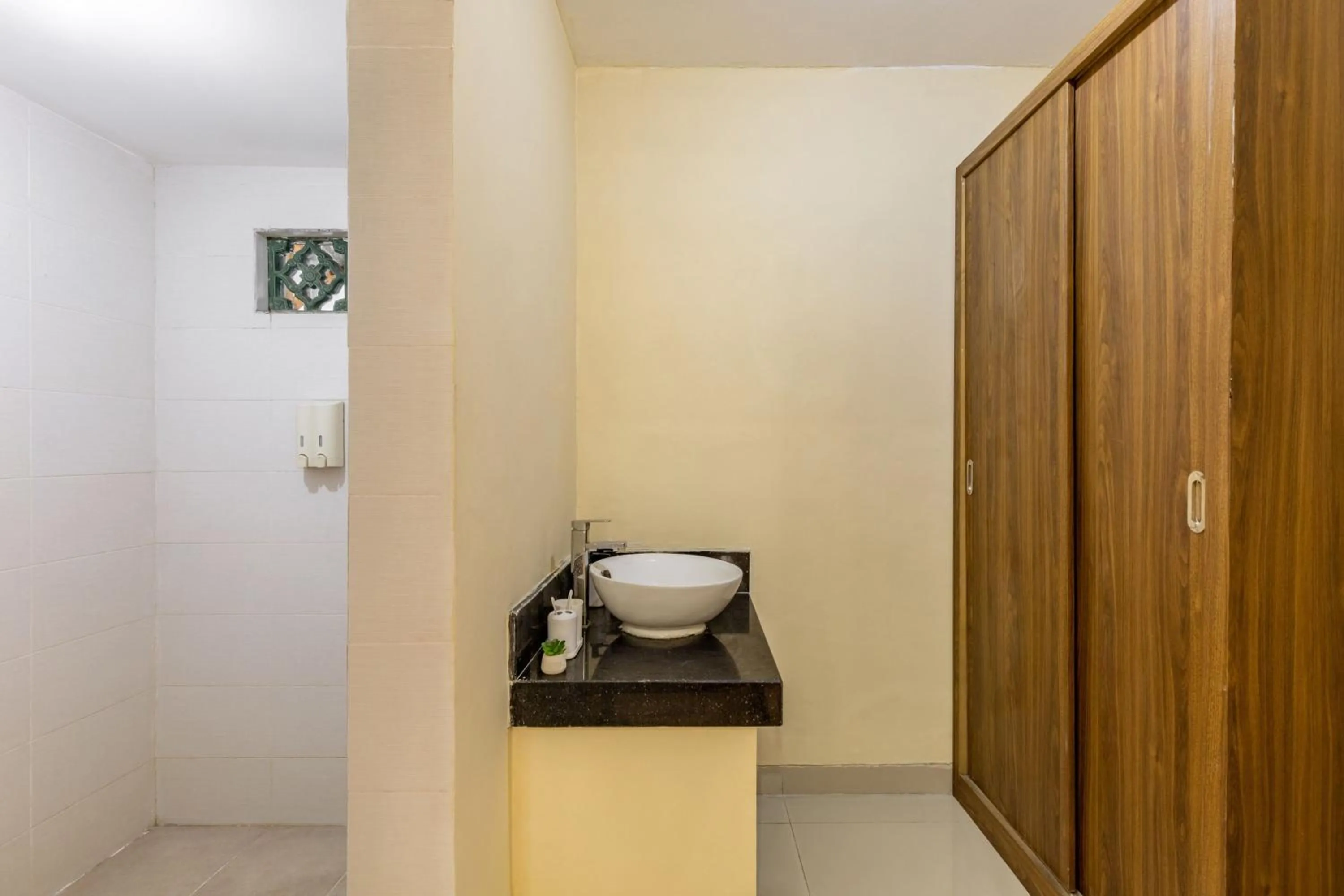 Bathroom in Cove Kanaya