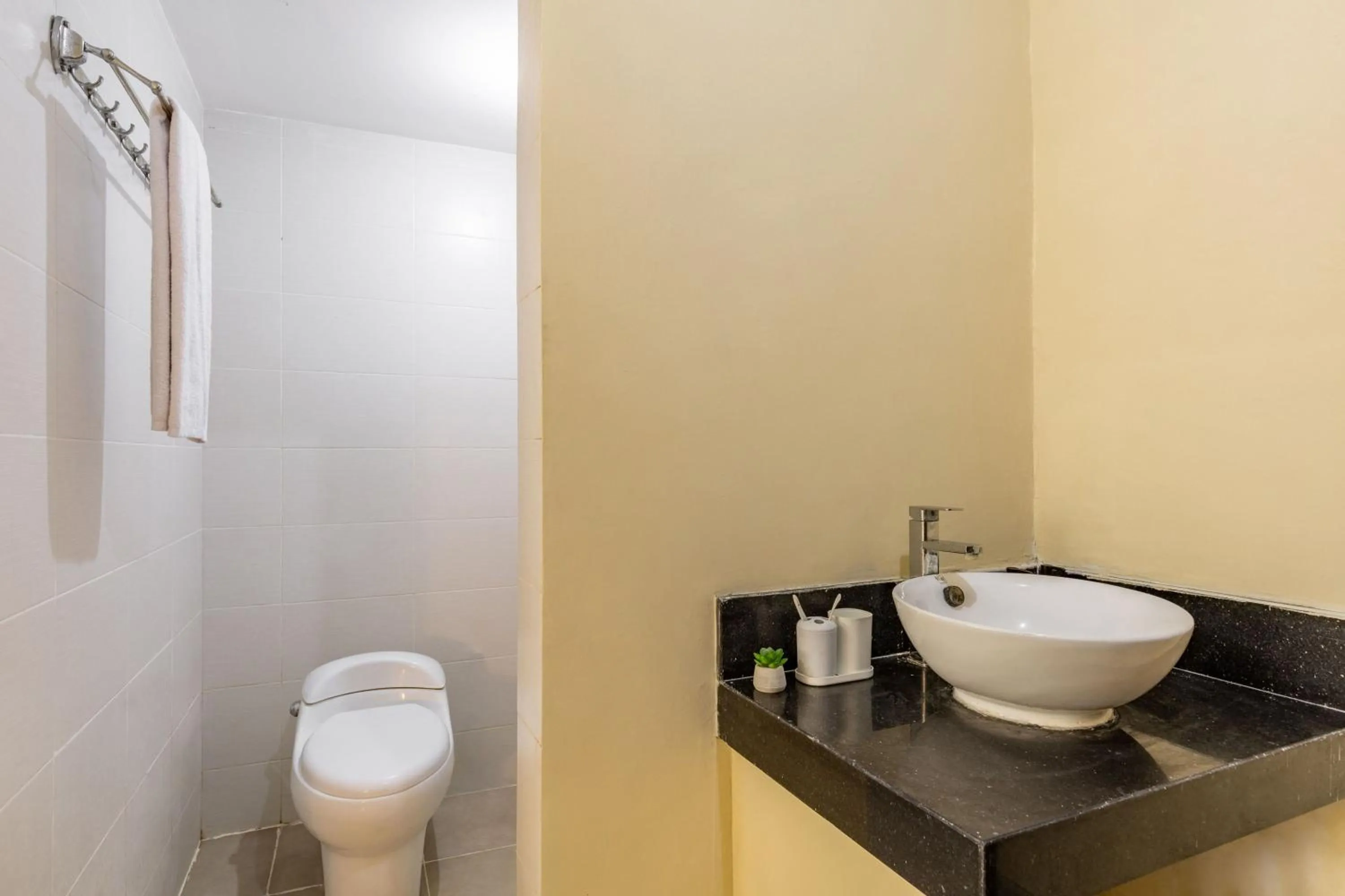 Bathroom in Cove Kanaya