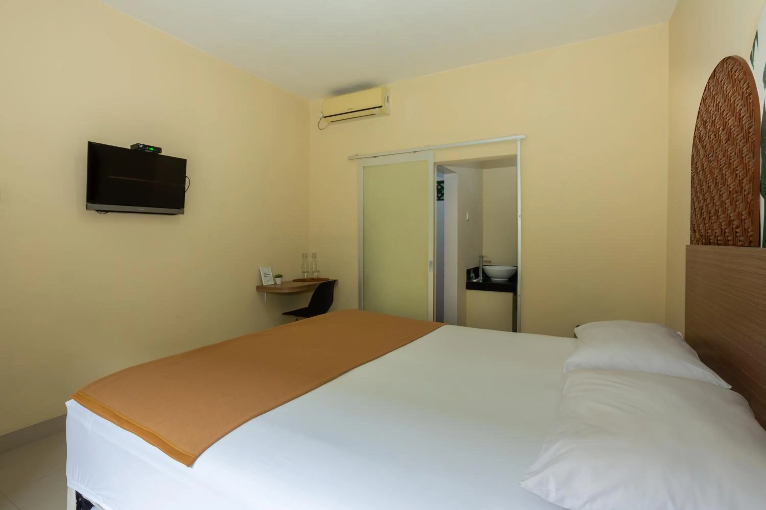 Bedroom, Bed in Cove Kanaya