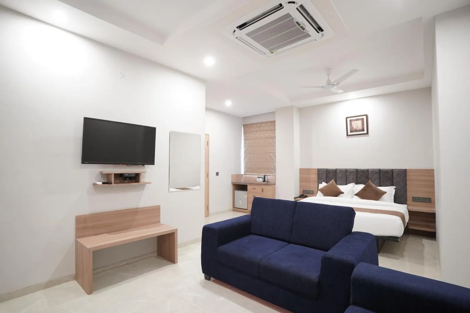 Bed in Hotel Krishna Inn