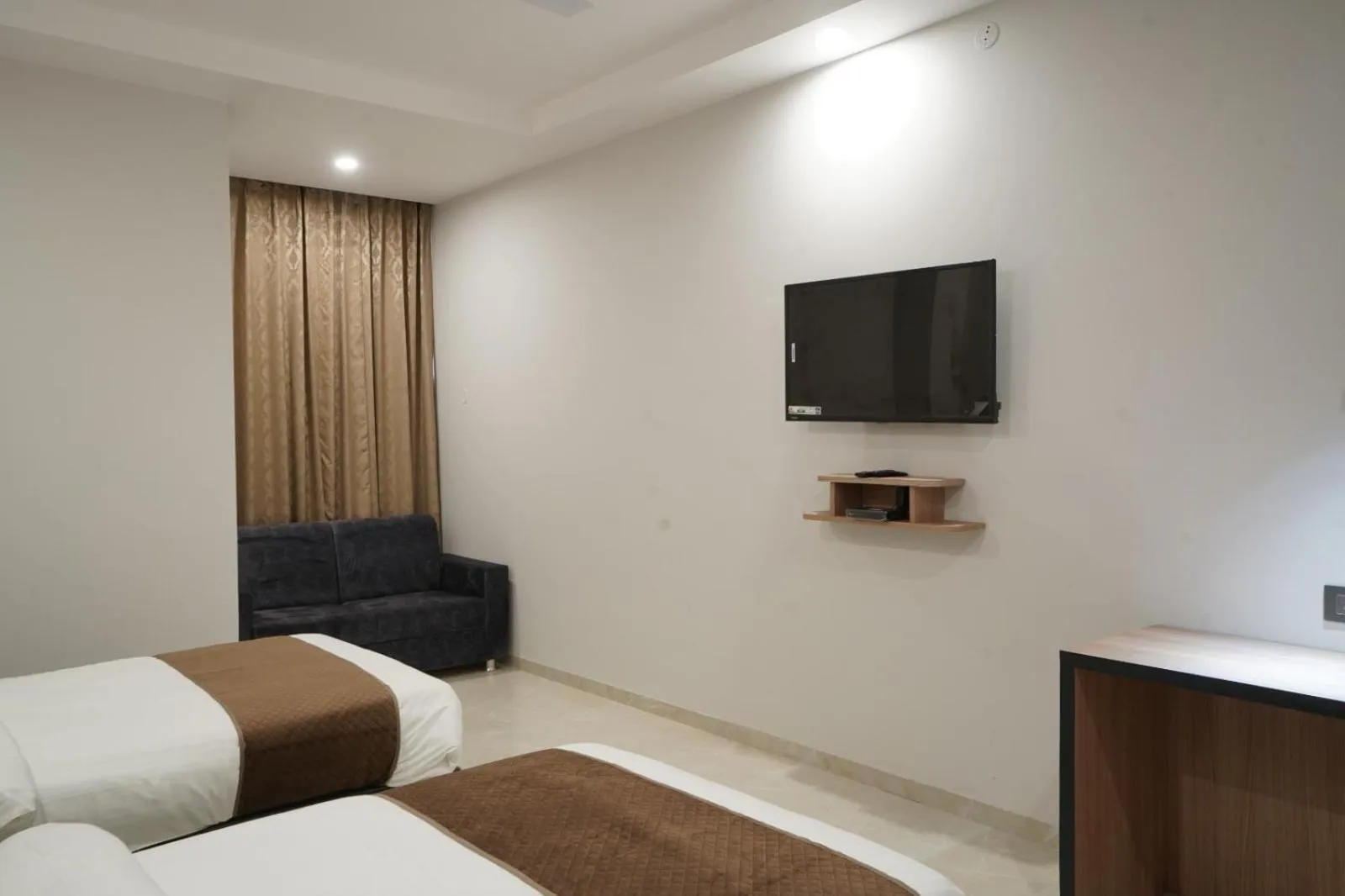 TV and multimedia, Bed in Hotel Krishna Inn