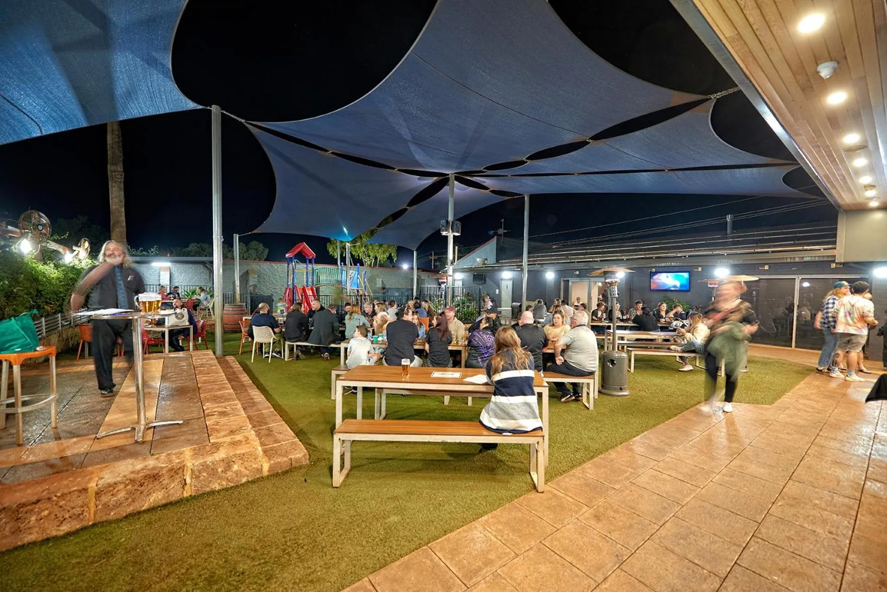 Restaurant/places to eat in Newman Hotel