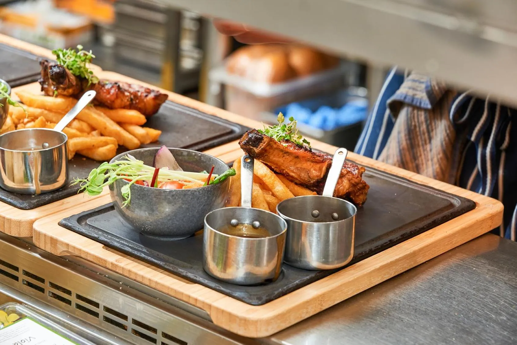 Restaurant/places to eat in Newman Hotel