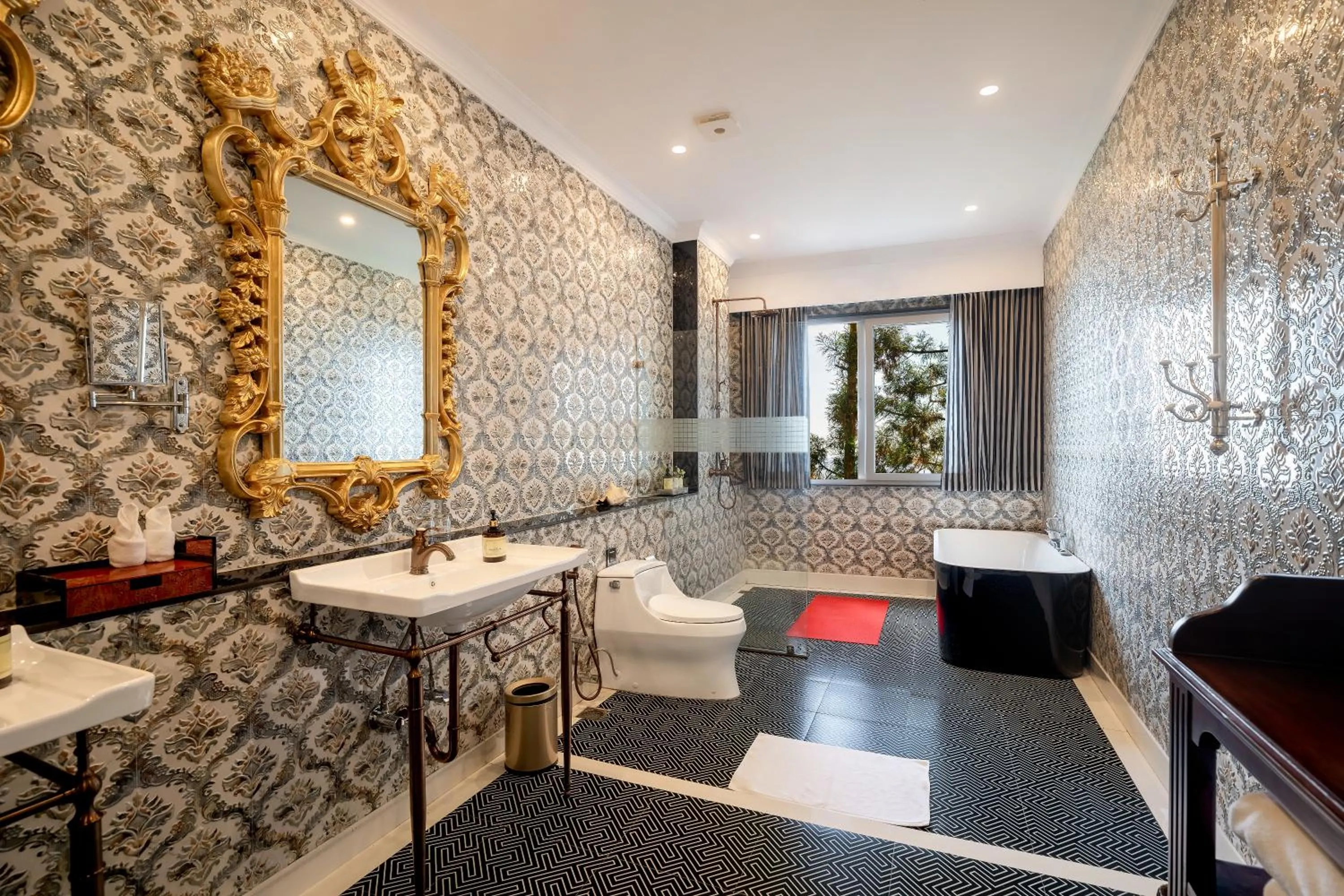 Shower in Mayfair Manor Jungpana