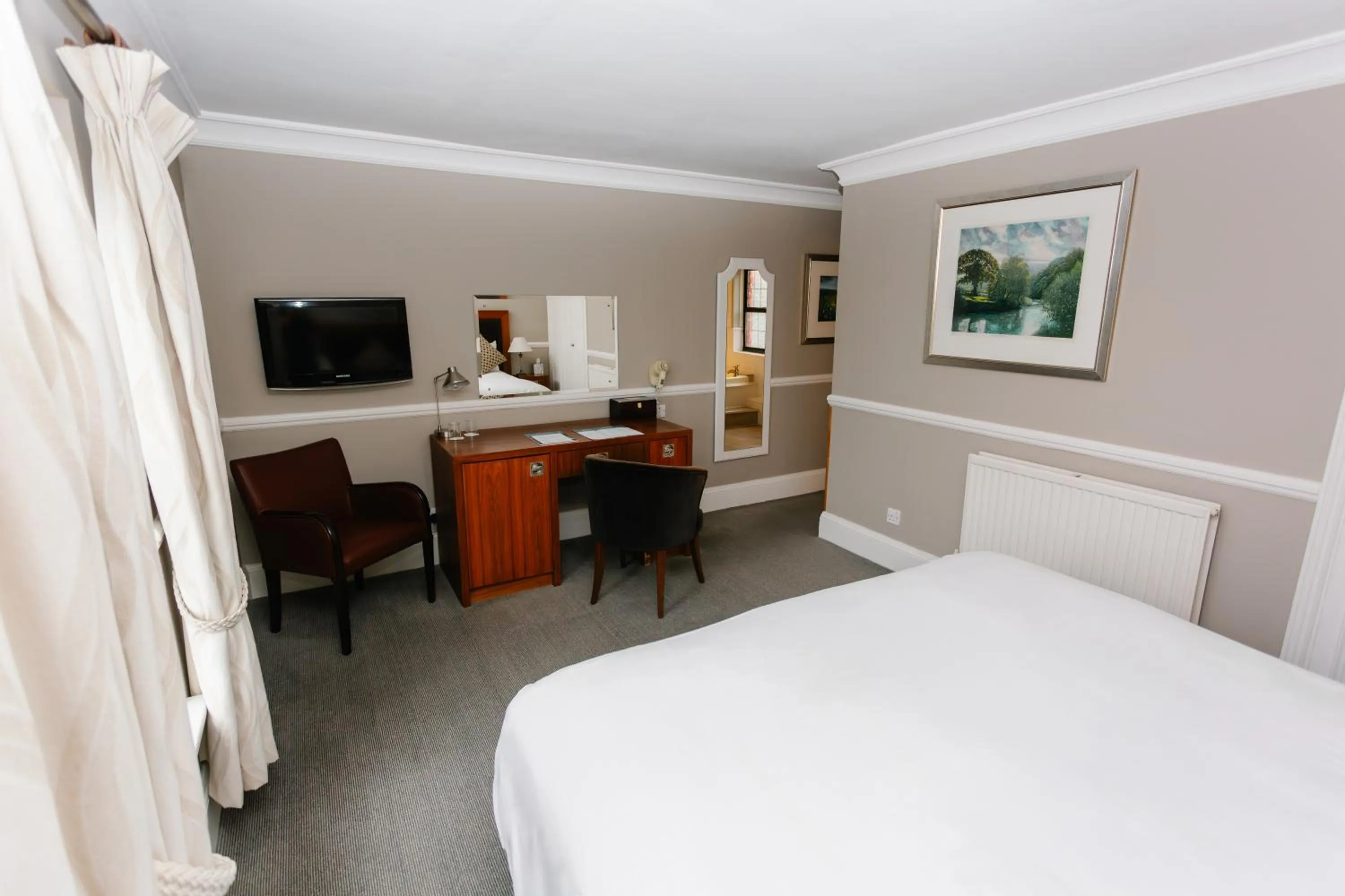 Bed in Hatton Court Hotel