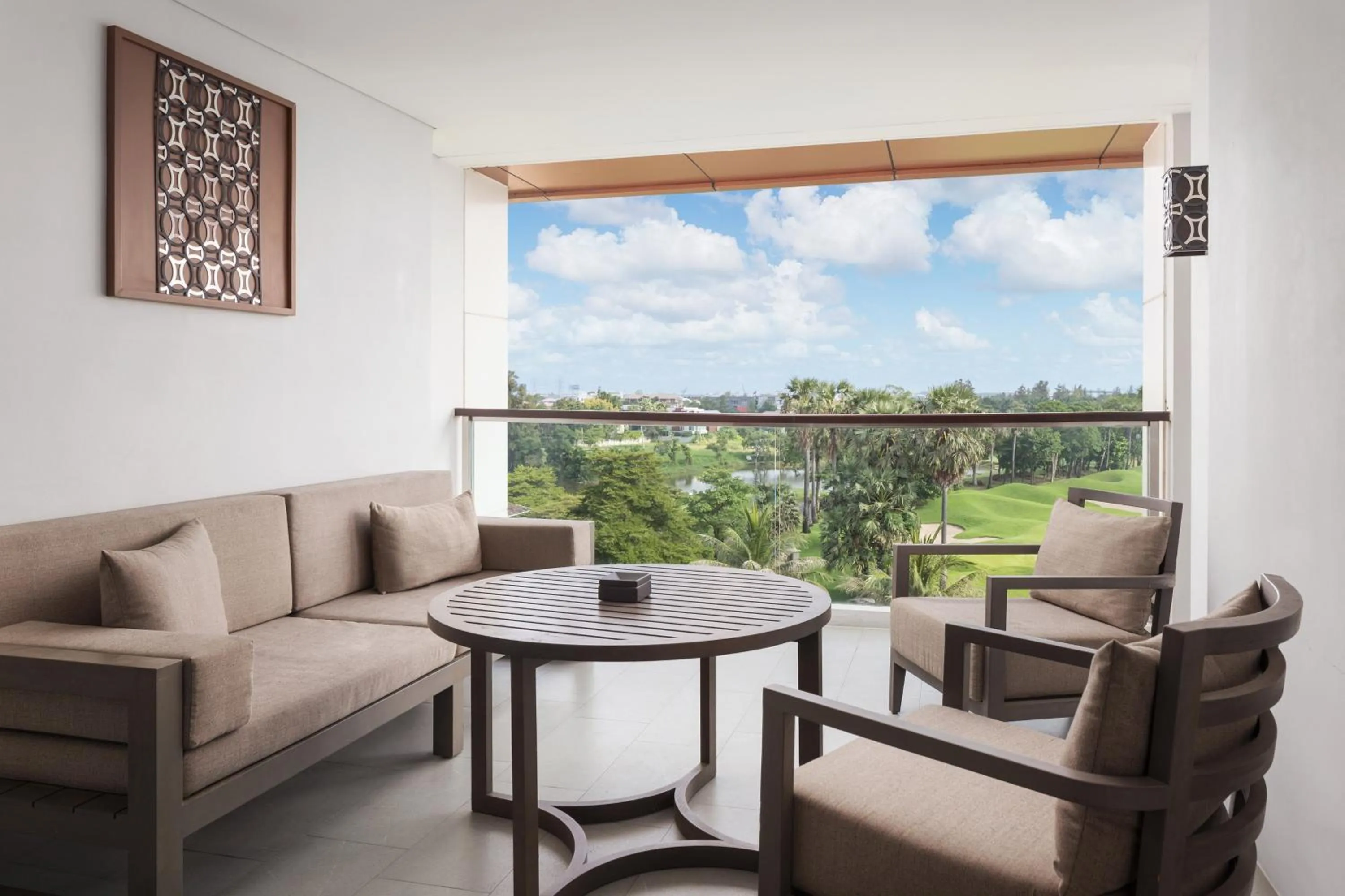 Photo of the whole room in Le Meridien Suvarnabhumi, Bangkok Golf Resort and Spa