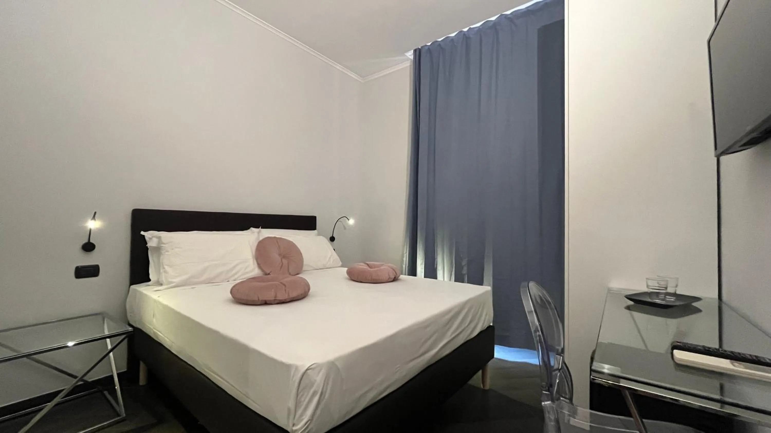 Bedroom, Bed in Cloud 9 Hotel