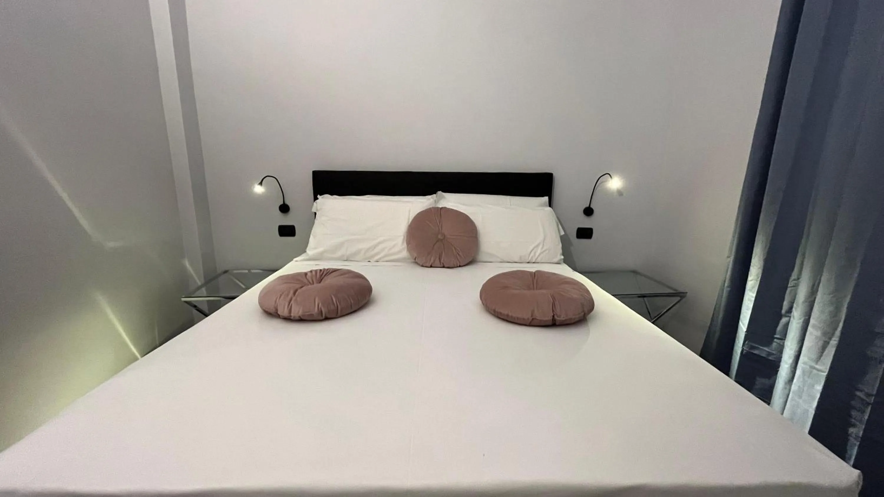 Bedroom, Bed in Cloud 9 Hotel